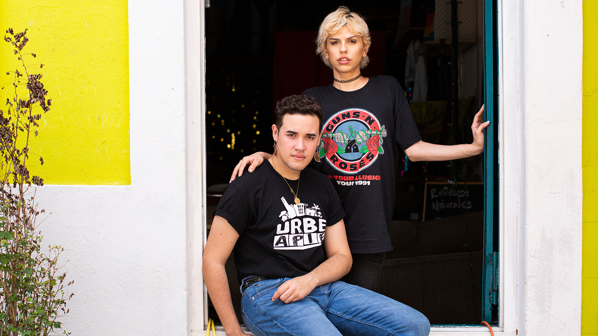 Jacob López, 21, a la izquierda, y Roma Rodríguez, 23, en El Reflejo, un pequeño local que se fundó en Caguas, Puerto Rico, el 4 de julio de 2019. El huracán María condenó algunos de los espacios seguros de Puerto Rico para los grupos LGBT (Erika P. Rodriguez / The New York Times)