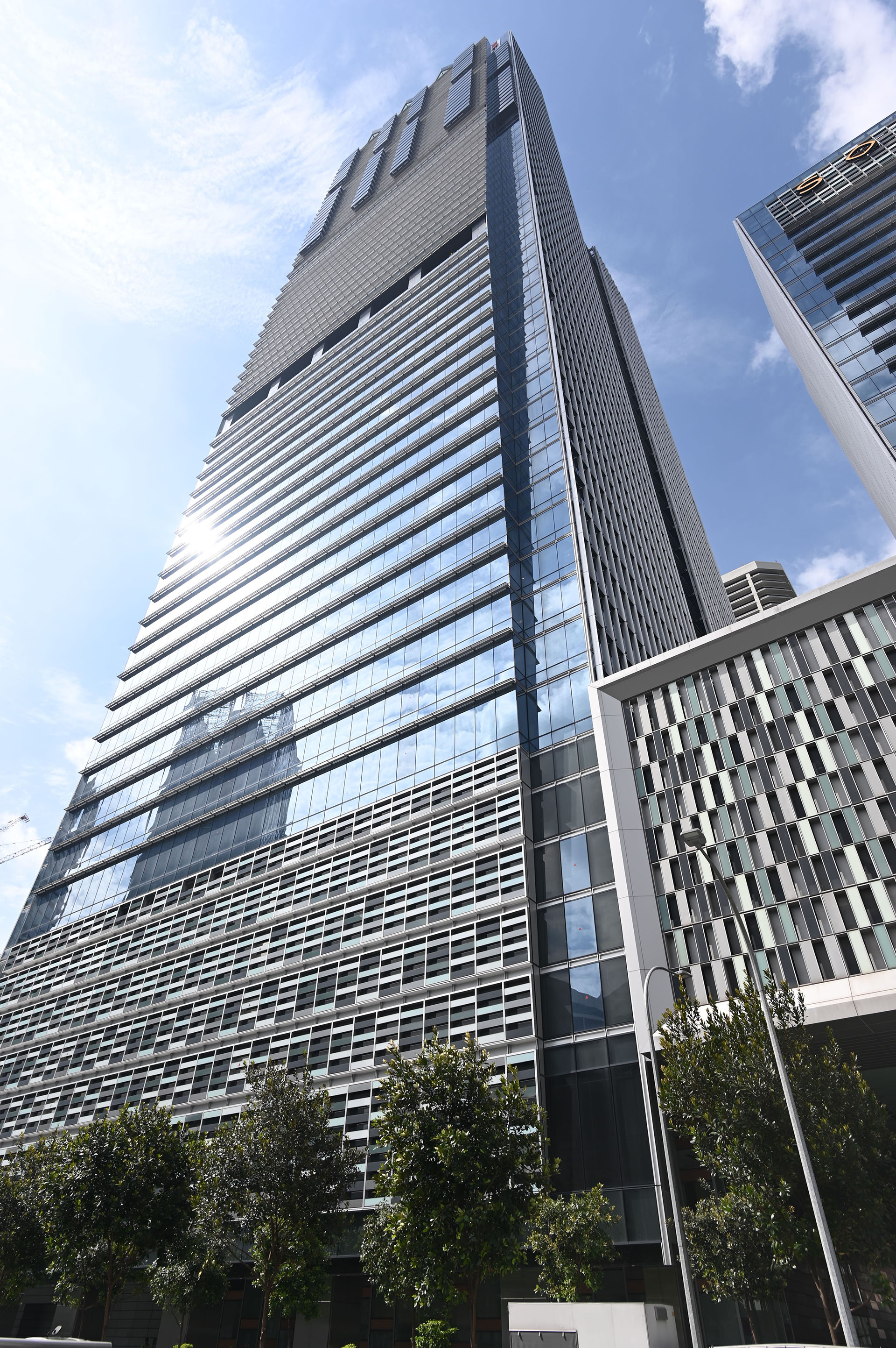 Tiene una altura de 290 metros y 68 pisos, que lo hacen el edificio más alto de Singapur y uno de los cien más altos de todo el continente asiático