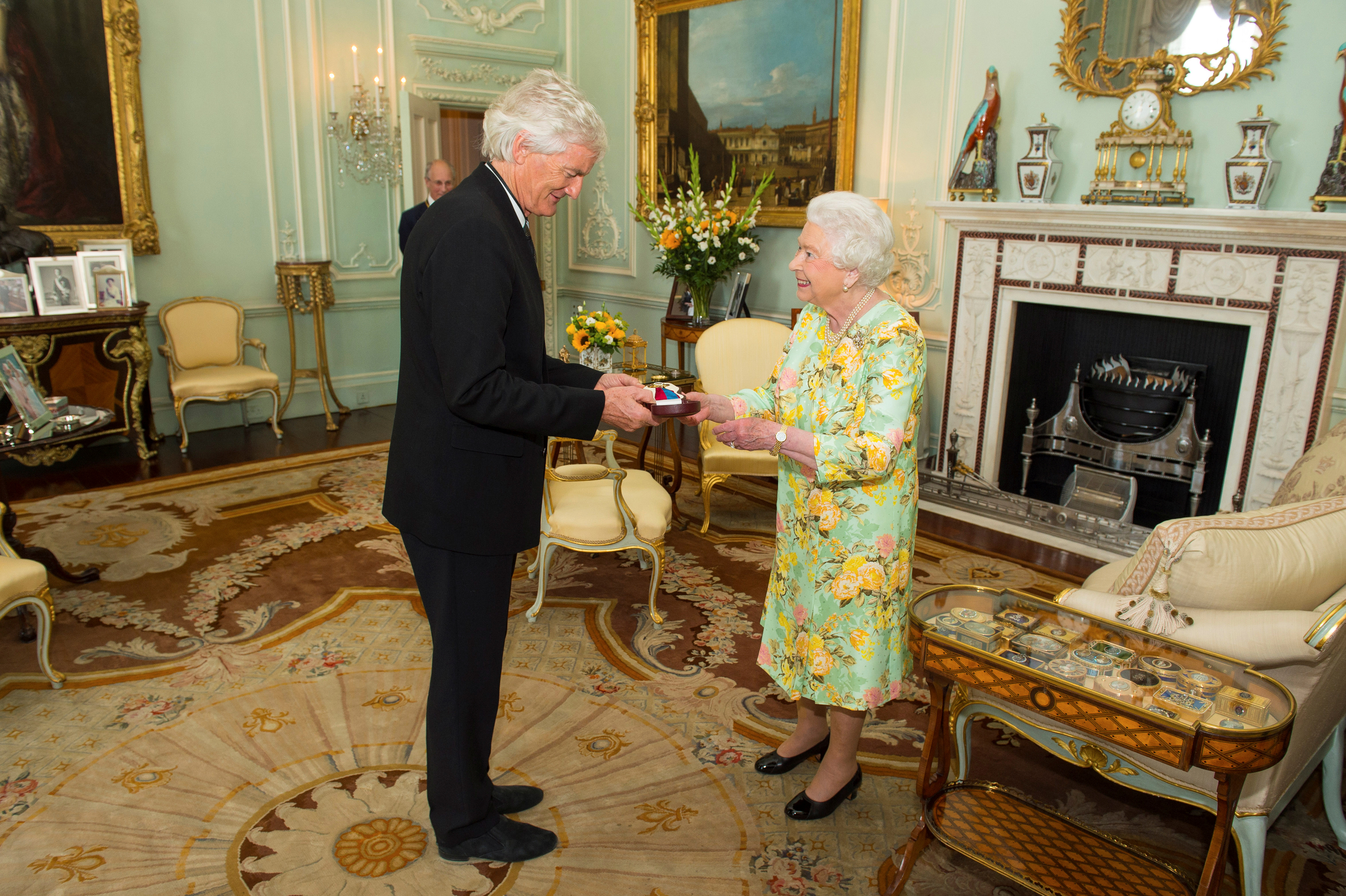 Dyson recibió en 2016 la Órden de Mérito por parte de la Reina Isabel II