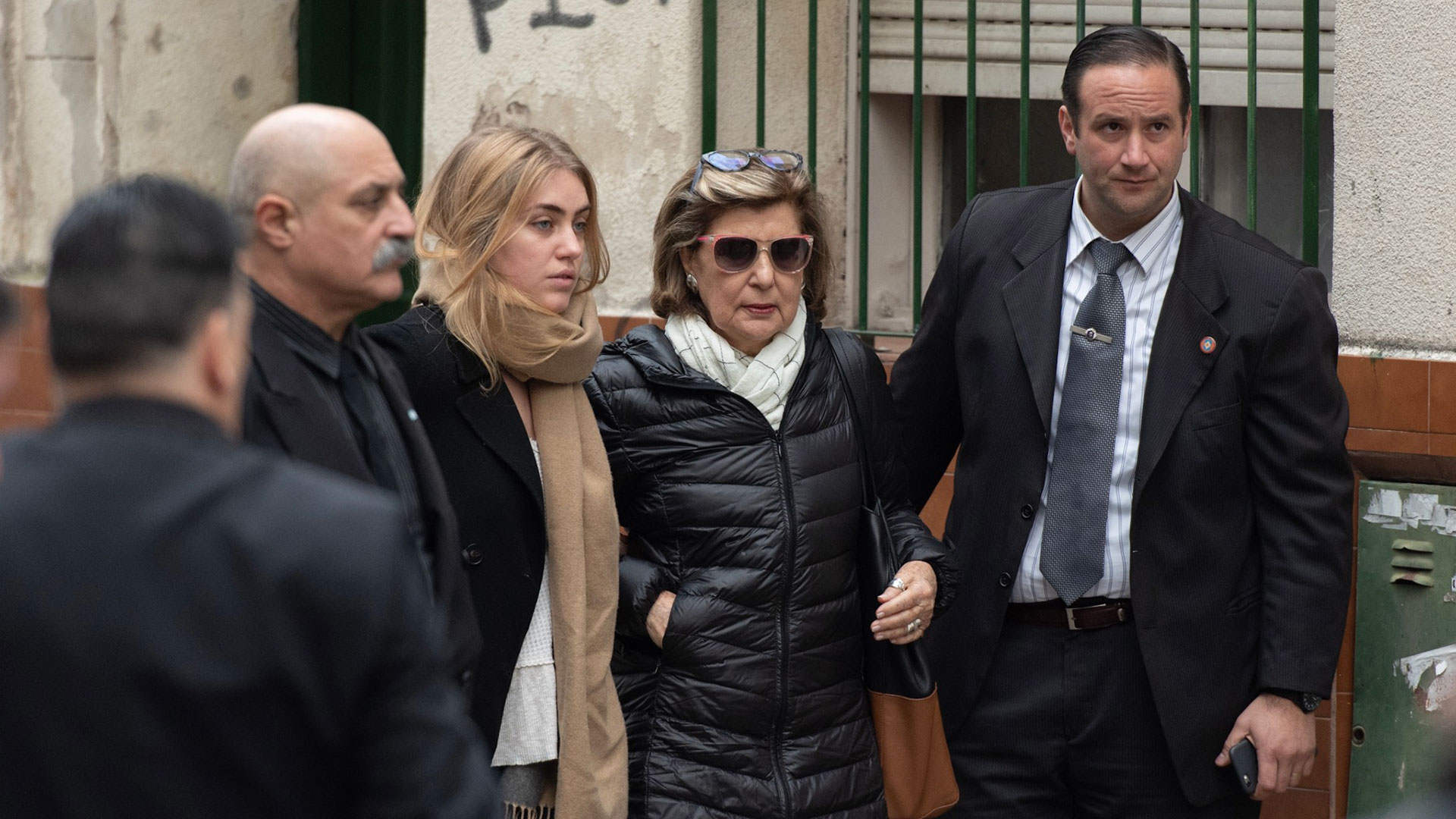 Los alrededores de la ceremonia privada estuvieron custodiados por un operativo de seguridad, mientras los más cercanos al ex mandatario, como su viuda, Inés Pertiné, asistían a la inhumación.