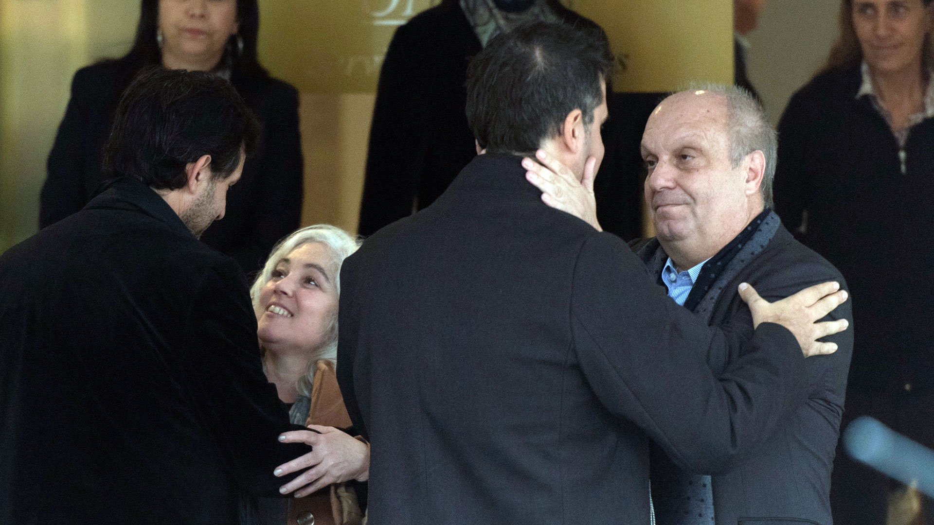 Hernán Lombardi, titular del Sistema Federal de Medios y Contenidos Públicos de la República Argentina, saluda a uno de los hijos del ex mandatario