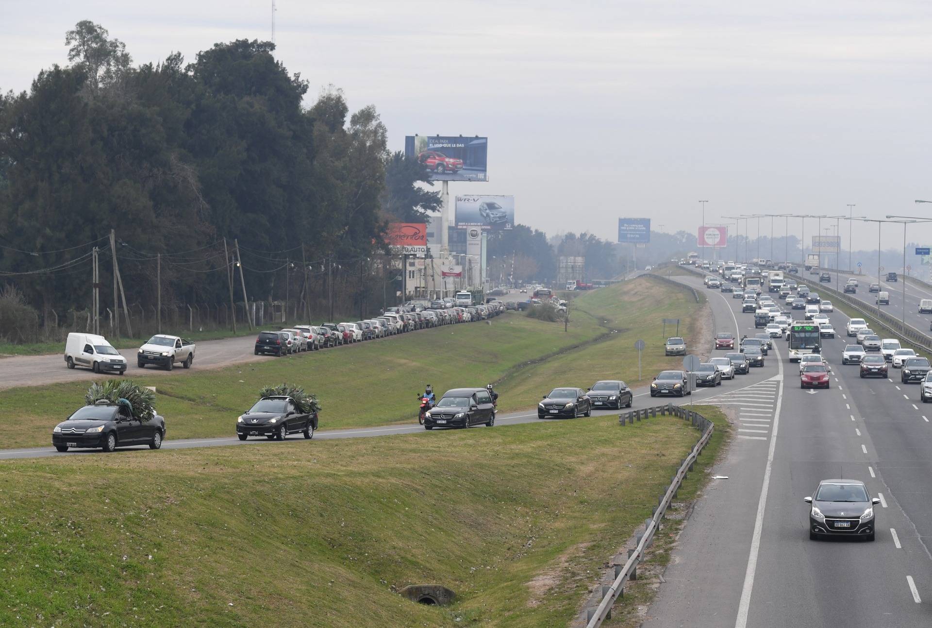 Una caravana de vehículos acompañó al cortejo fúnebre hasta el cementerio de Pilar