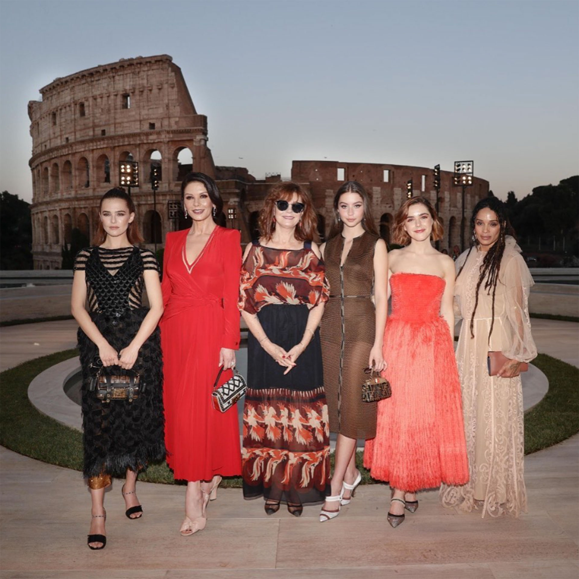 Zoey Deutch, Catherine Zeta-Jones, Susan Sarandon, Carys Douglas, Kiernan Shipka y Lilakoi Moon, mujeres Fendi.