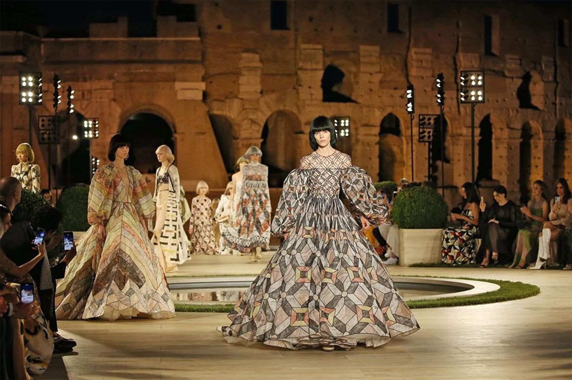 La Directora Creativa Silvia Venturini rindió homenaje al seleccionar a mano elementos de los bocetos del archivo de Karl Lagerfeld con 54 looks, el número de años de colaboración de Karl Lagerfeld con la Maison.