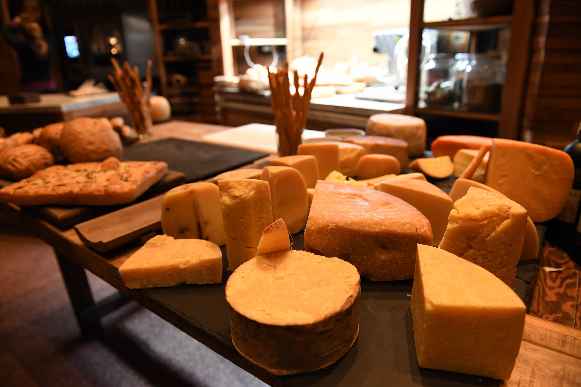 En el restaurante, los comensales valoran la mesa de quesos y panes y el chipá relleno con una especie de volcán de huevo. Para los más audaces: el carpaccio de lomo