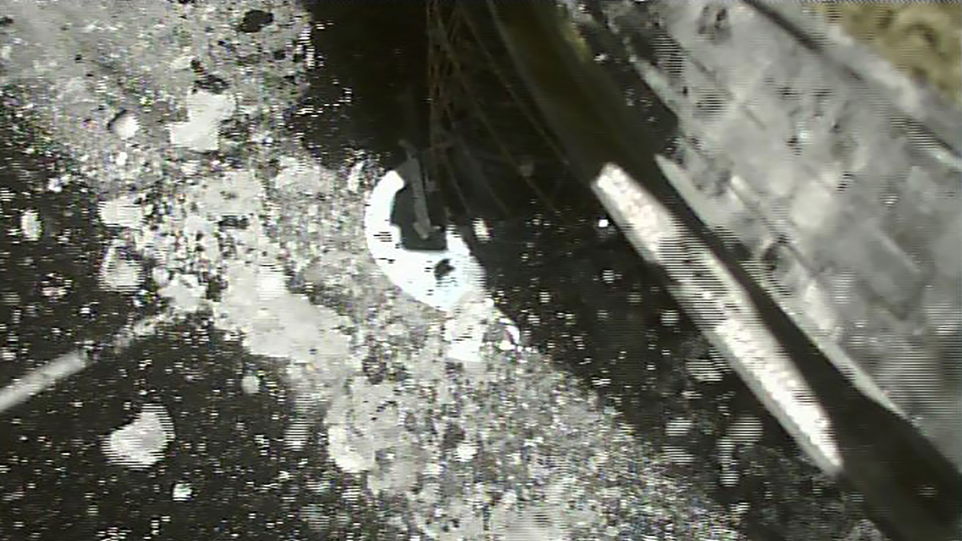 Esta imagen muestra cuatro segundos después de que la sonda Hayabusa 2 aterrizara en el asteroide Ryugu (Foto de Handout / ISAS-JAXA / AFP)
