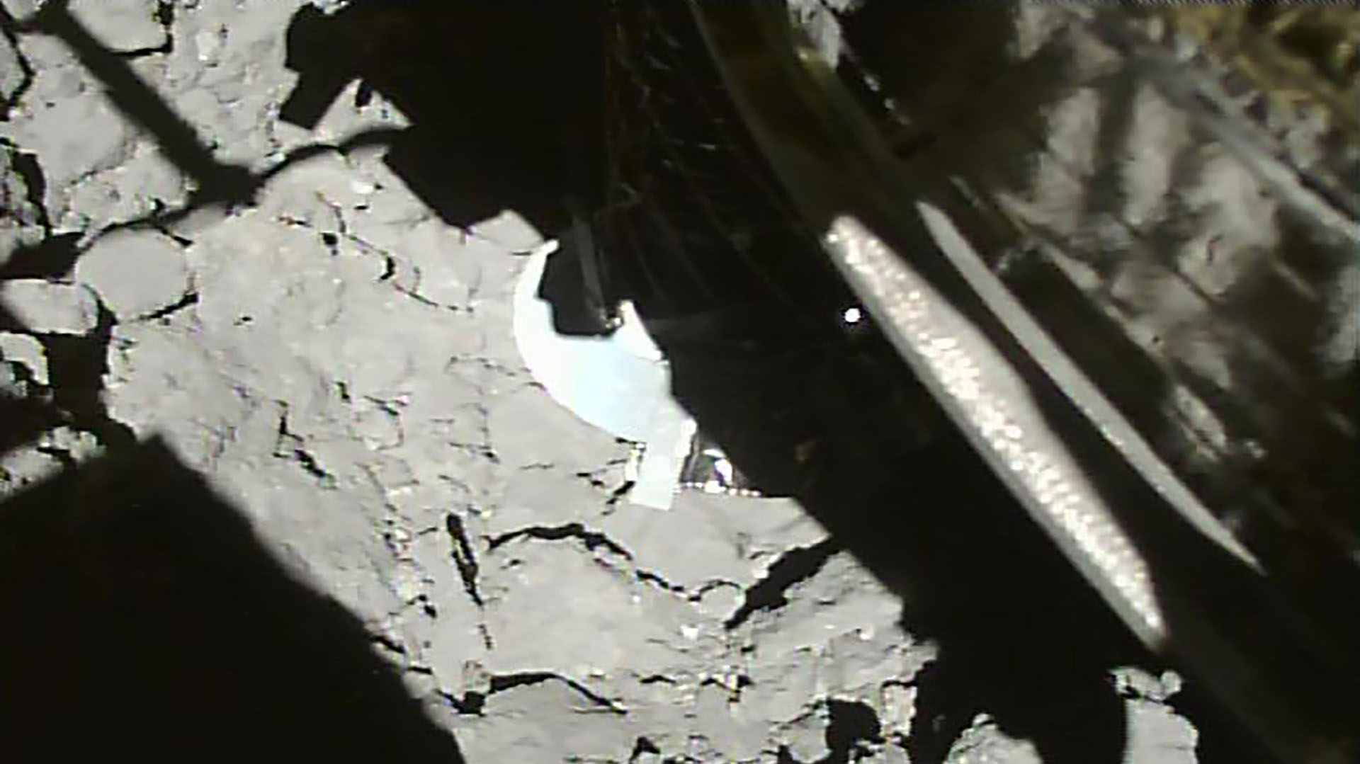 Esta fotografía publicada por el Instituto de Ciencias Espaciales y Astronáuticas (ISAS) de la Agencia de Exploración Aeroespacial de Japón (JAXA) muestra cuatro segundos antes de que la sonda Hayabusa 2 aterrizara en el asteroide Ryugu (Foto de Handout / ISAS-JAXA / AFP)