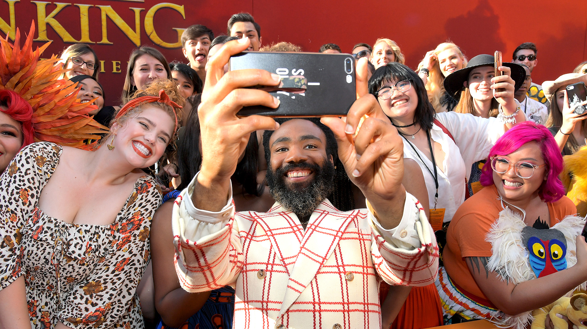 Donald Glover en modo selfie con los invitados de la premiere