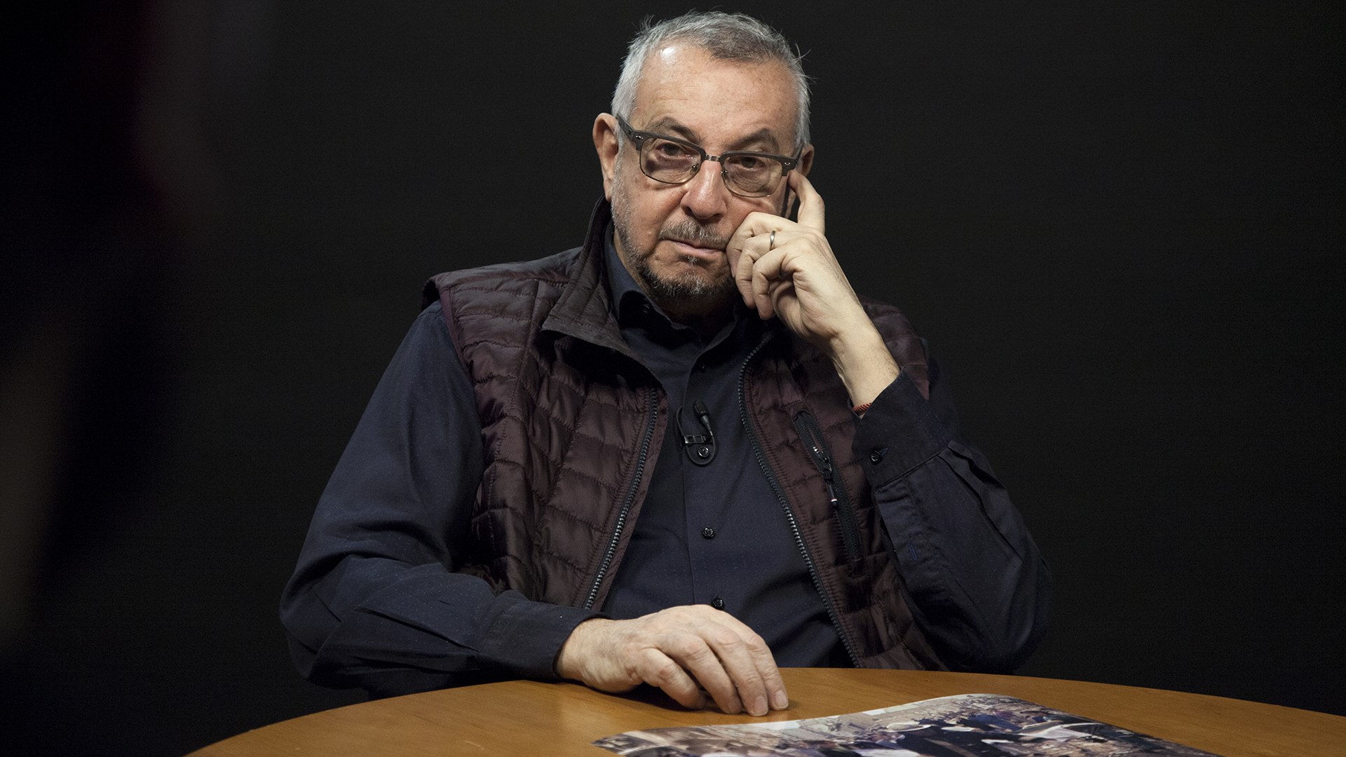Julio Menajovsky fue convocado recientemente por AMIA para cerrar de alguna manera el círculo de las fotos que sacó ese lunes de junio del ’94. La muestra fotográfica “Veinticinco” propone dimensionar el horror y sus drásticas consecuencias con imágenes de encuentros entre personas atravesadas por el atentado. Recorrerá Nueva York, Buenos Aires y París. “Este proyecto me dio la posibilidad de abrir todo lo que había quedado obstruido. En cada encuentro que tuve con los protagonistas, se abrió un pesado paquete que estuvo cerrado estos 25 años”, concluyó el fotógrafo (Santiago Saferstein)