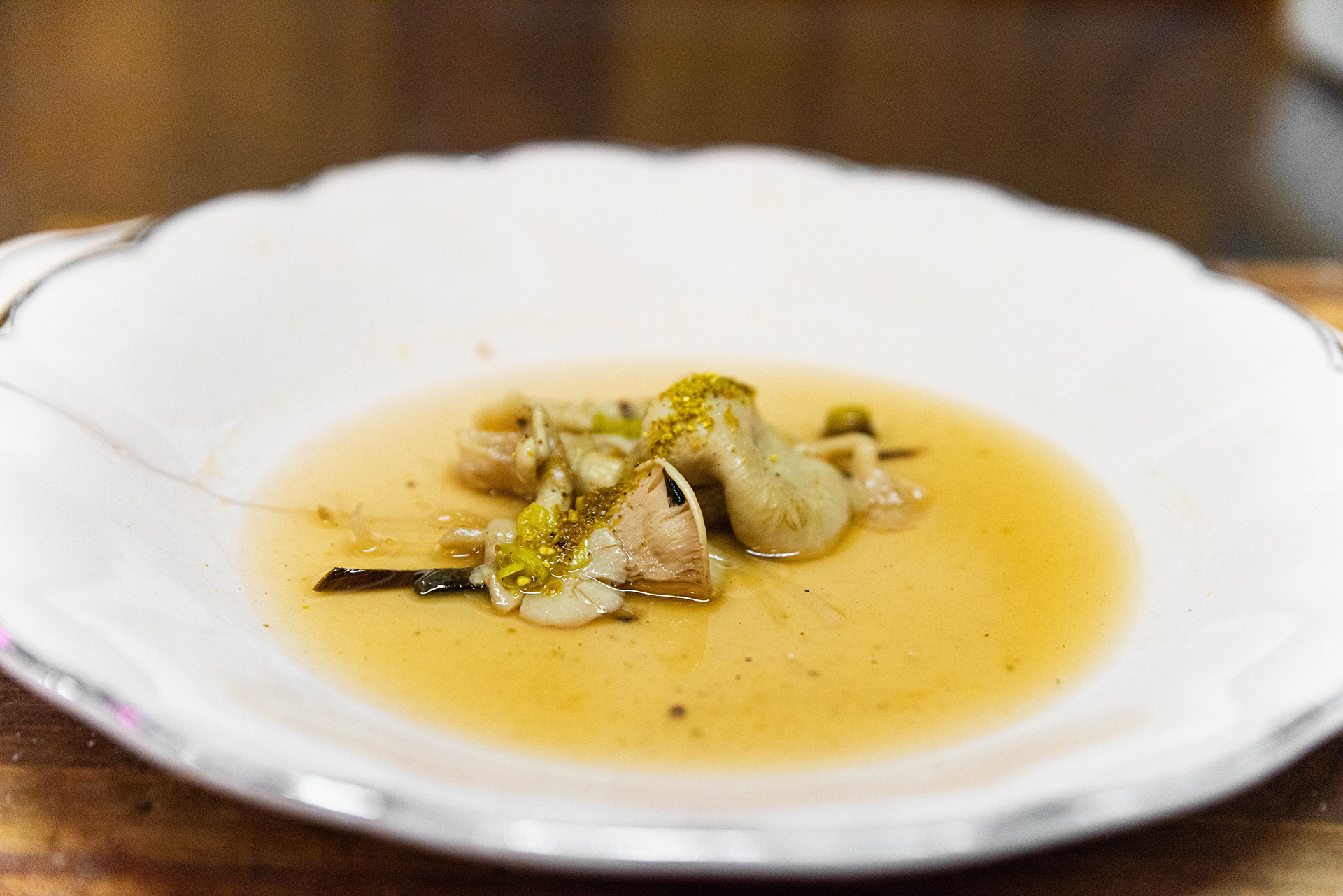 En Donnet, el restaurante que se especializa en la cocina de hongos en pleno corazón del barrio de Chacharita y emerge como un verdadero oasis gastronómico, la fermentación y los procesos de conserva que se utilizan, son un juego de alquimia (Franco Fafasuli)