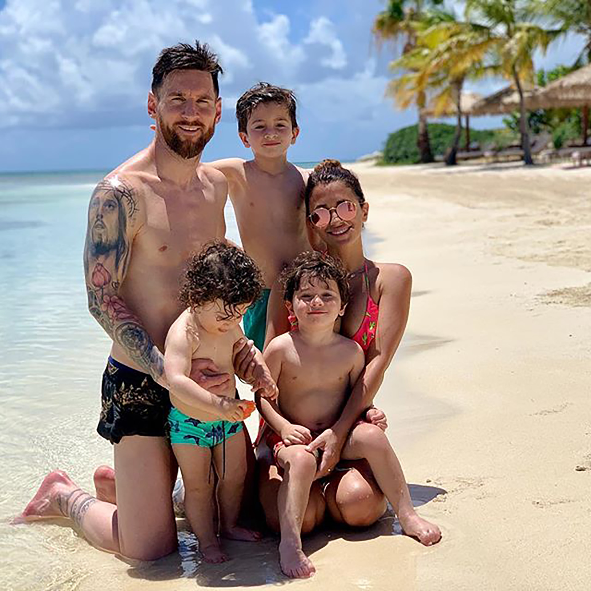 Thiago, Mateo y Ciro con sus padres (@antonelaroccuzzo)