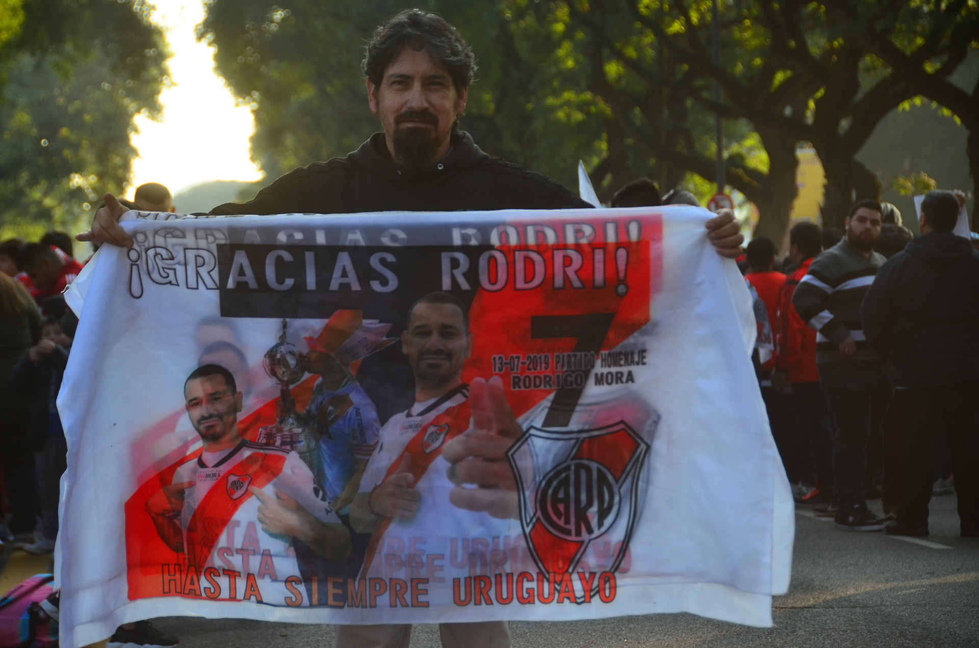 “Gracias Rodri”, las banderas del uruguayo en su último partido
