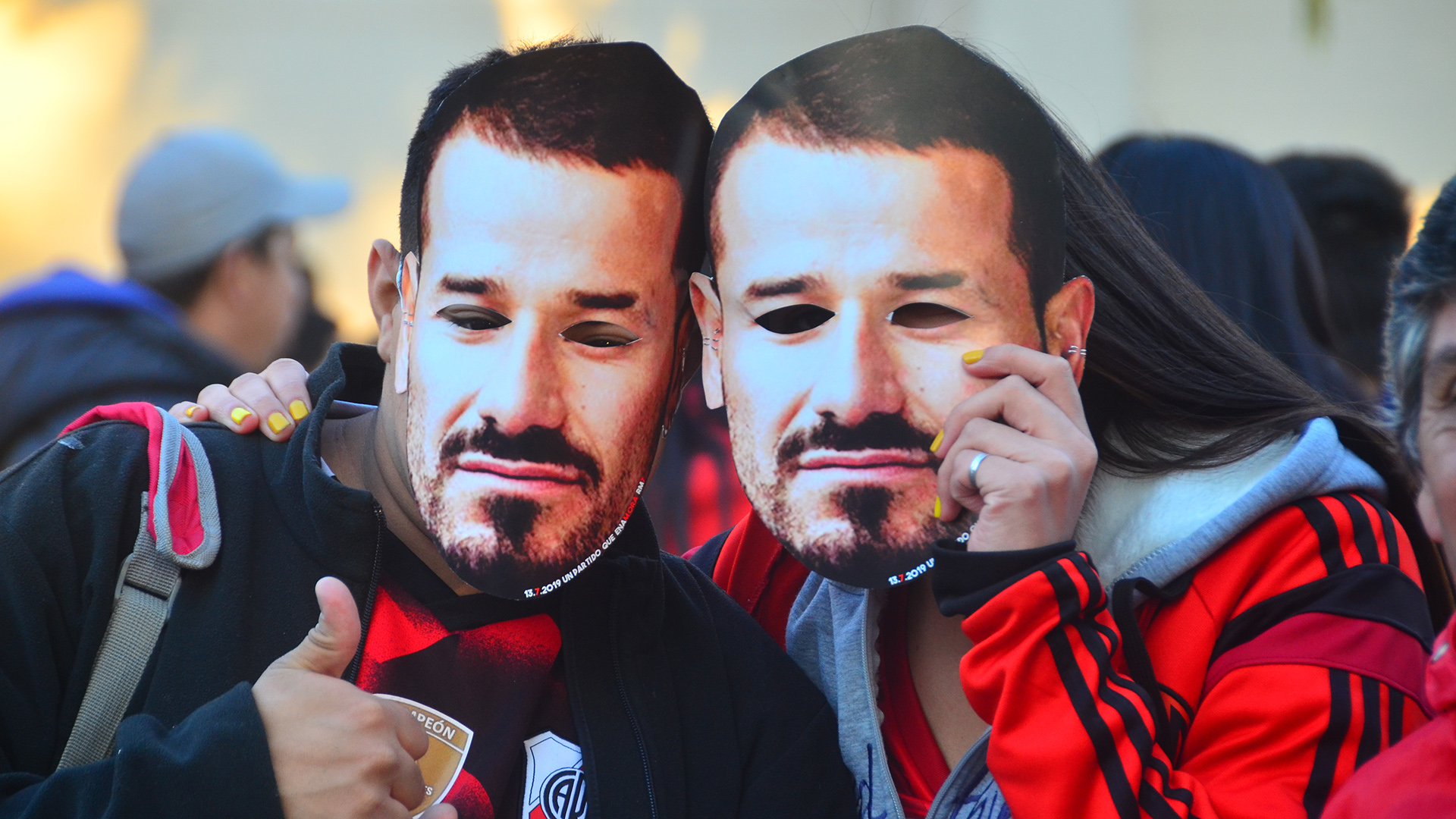 Los hinchas con máscaras de Mora en la previa del partido