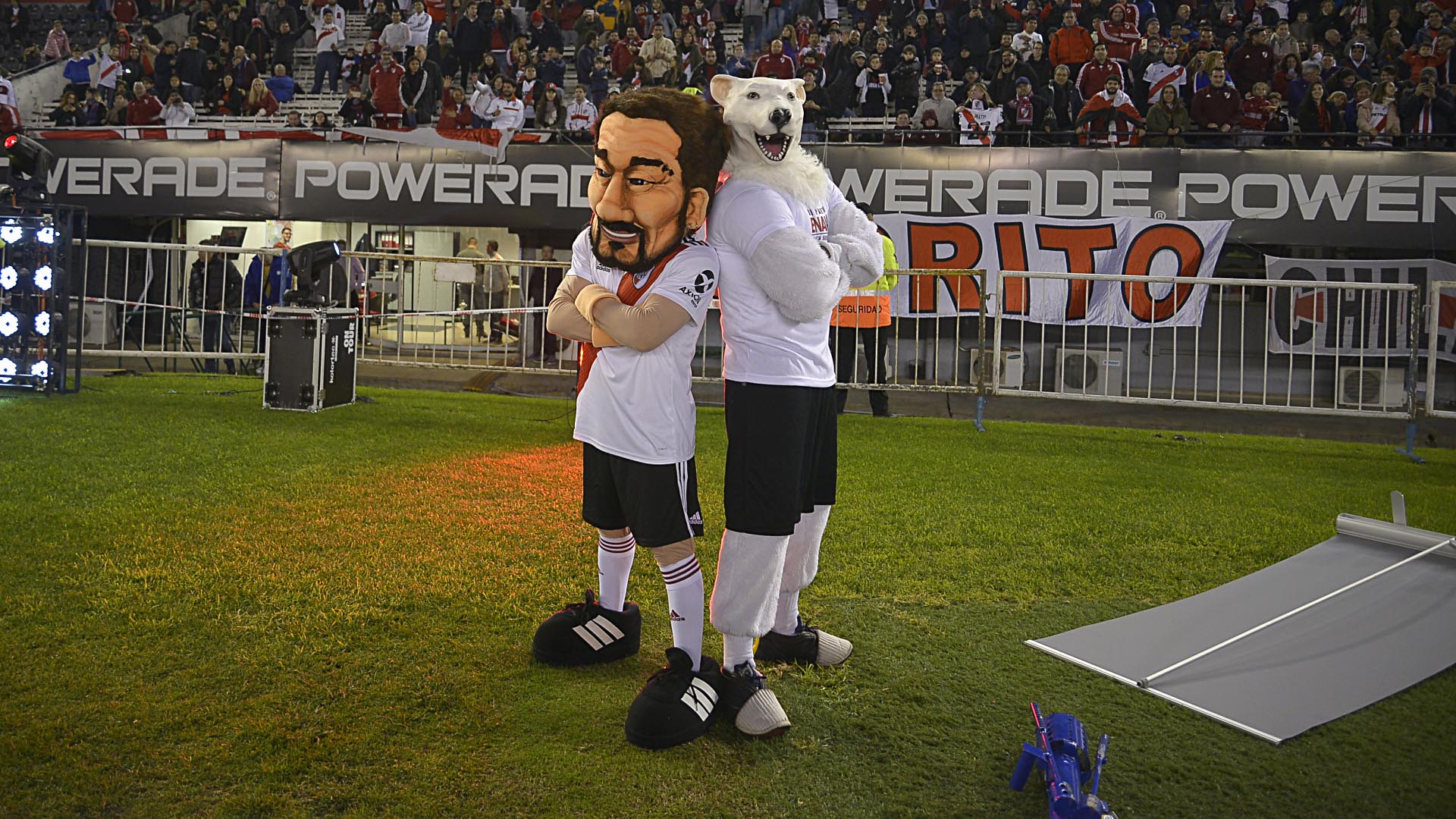 La caricatura de Rodrigo Mora con el muñeco del “Oso” con el festejo que inmortalizó Pratto