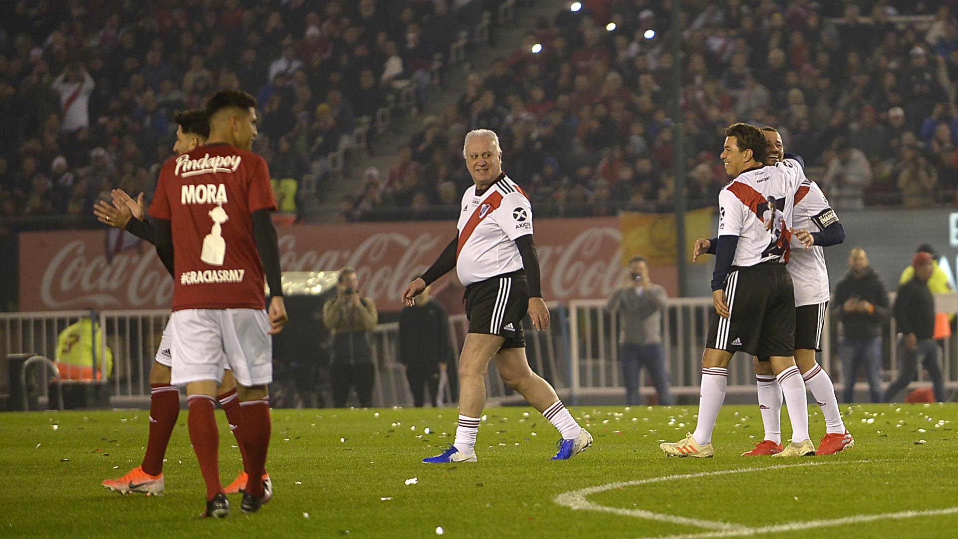 Gallardo abraza a Mora, mientras el “Beto” Alonso se aleja