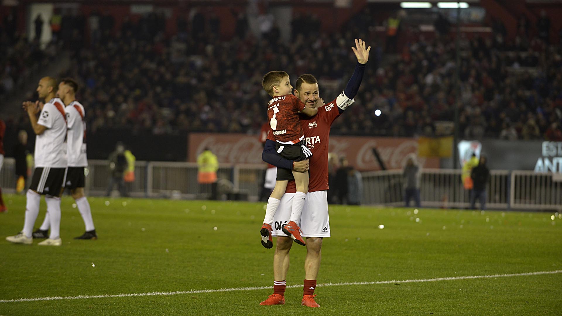 La última vez: Mora saluda al público que copó el Monumental