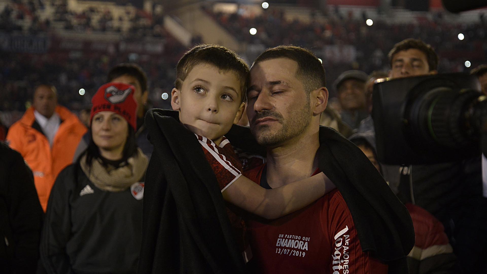El delantero con su hijo en brazos