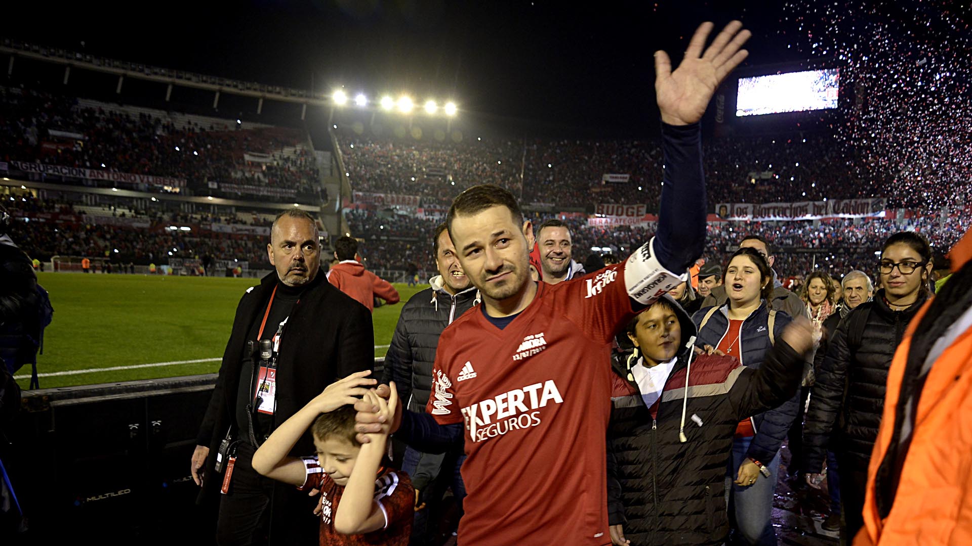 La última vuelta por el Monumental del uruguayo que se retiró por una lesión