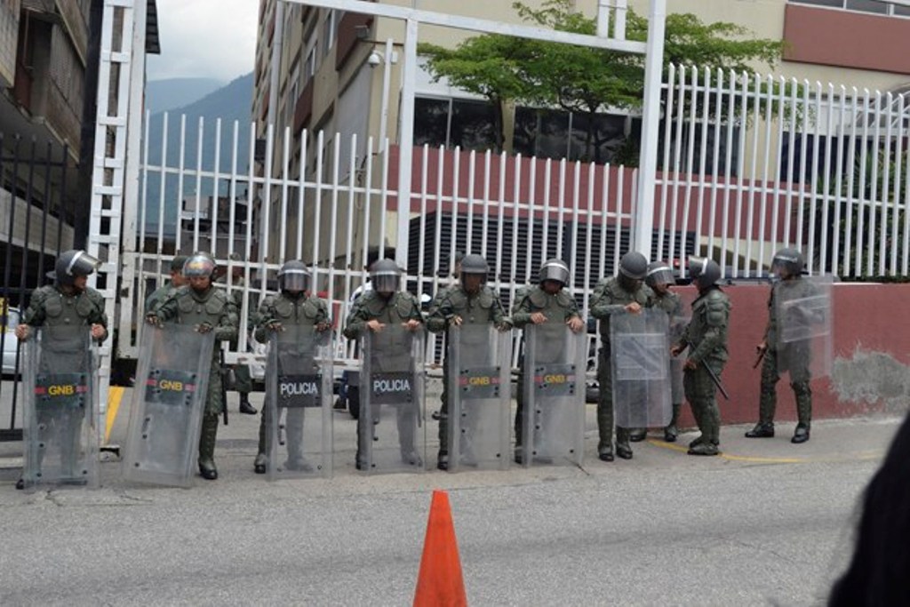 Militares resguardan la sede del DGCIM en Boleita