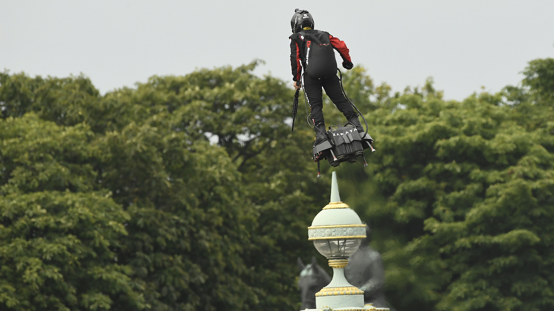 Un hombre volando en un âflyboardâ en los Campos ElÃ­seos (AFP)