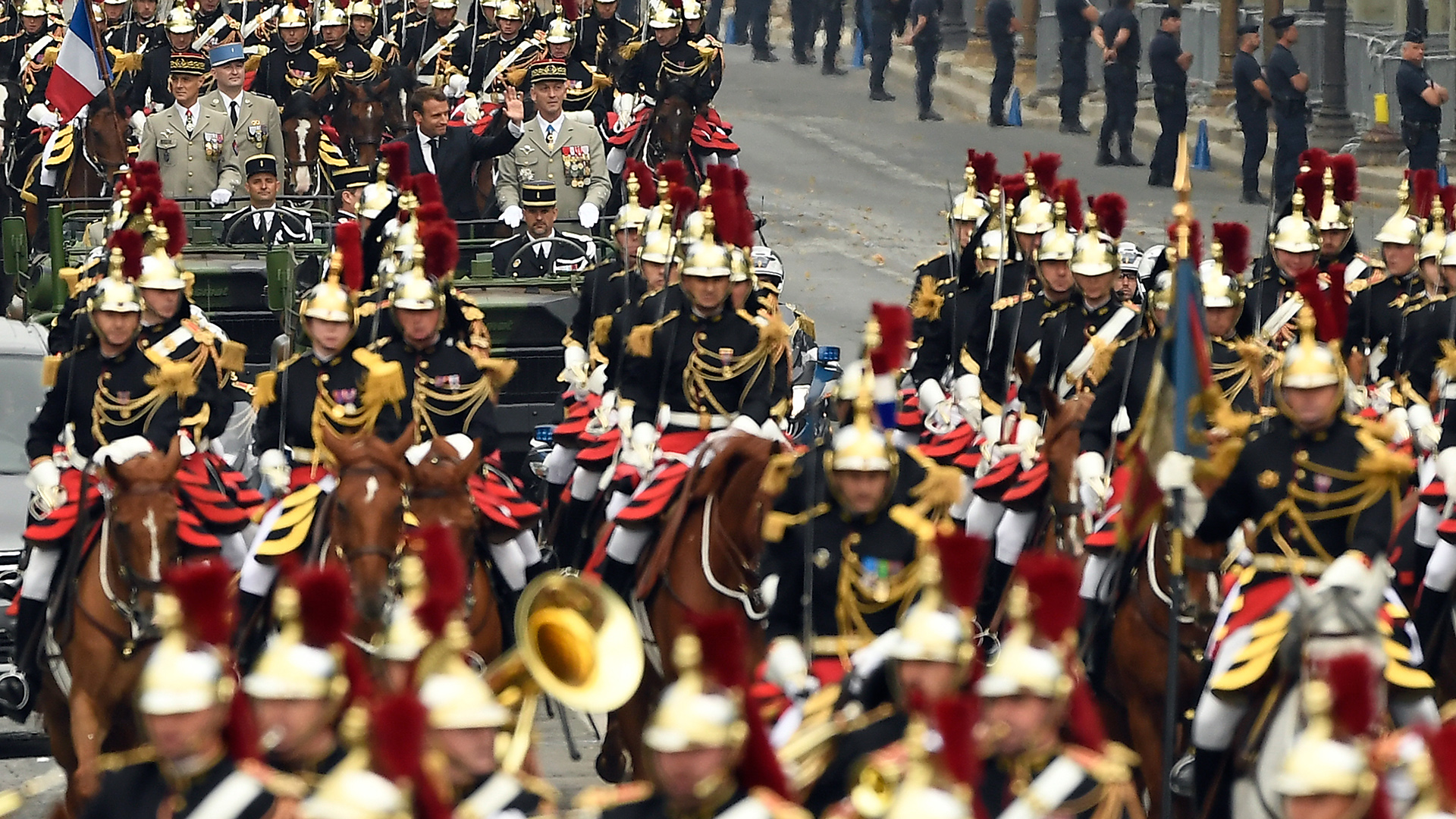 La caballerÃ­a al frente del Macron (AFP)