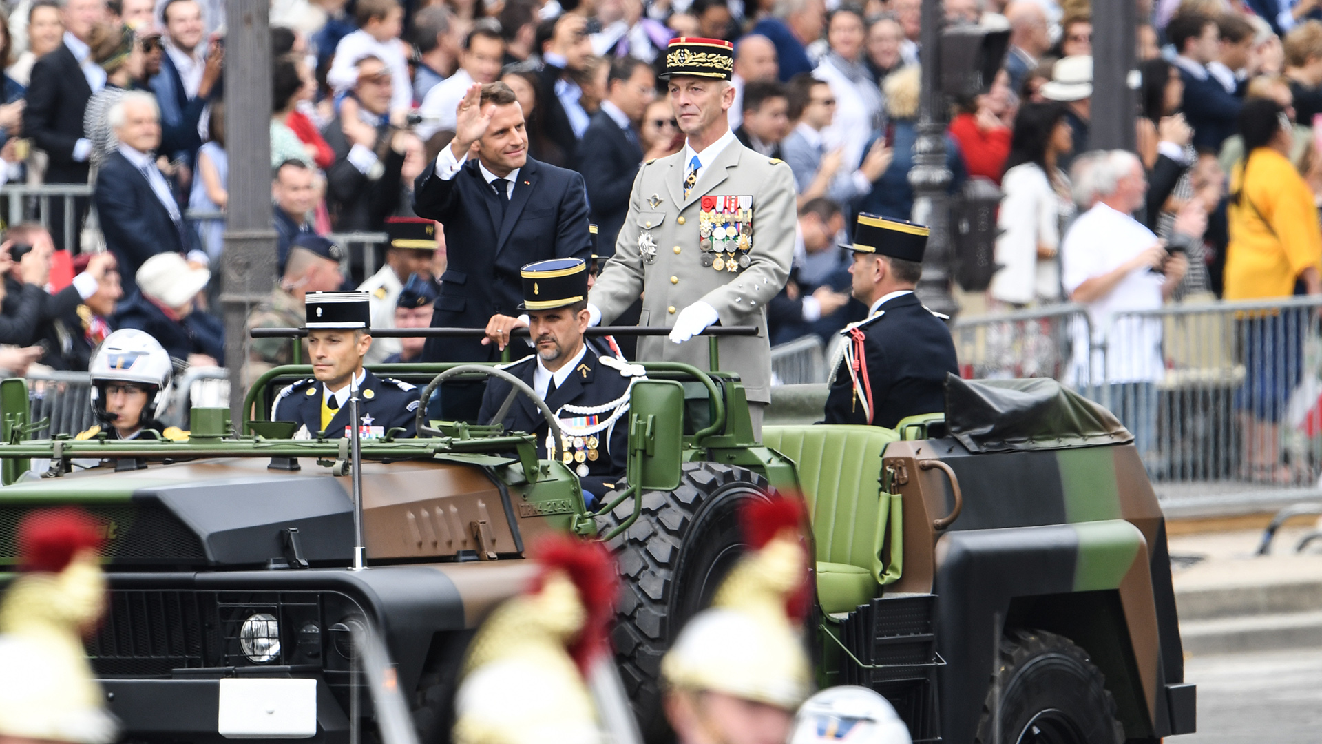 Emmanuel Macron, presidente de Francia, saludando a las tropas y acompaÃ±ado por el jefe del Estado Mayor francÃ©s, Francois Lecointre (AFP)