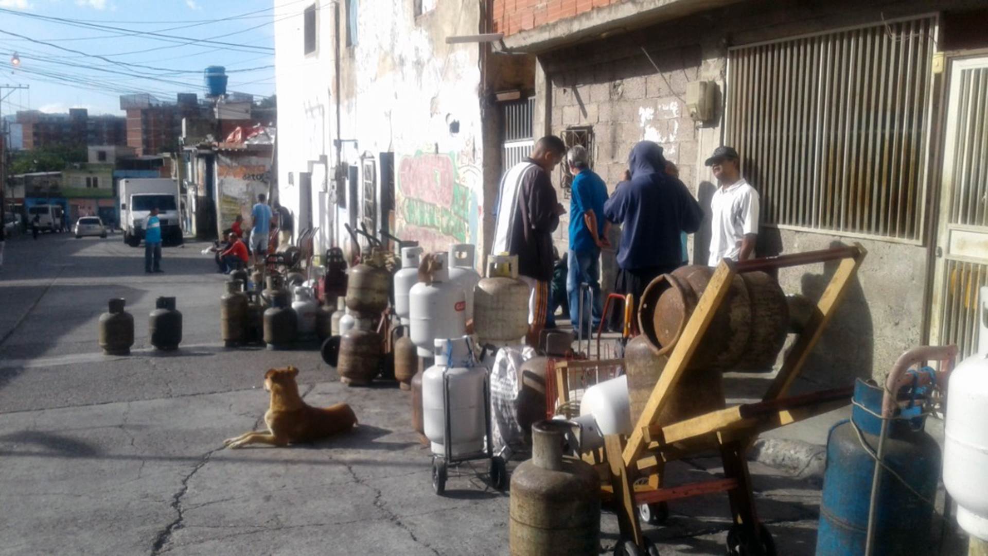 Desde el amanecer la gente espera por la llegada del camión
