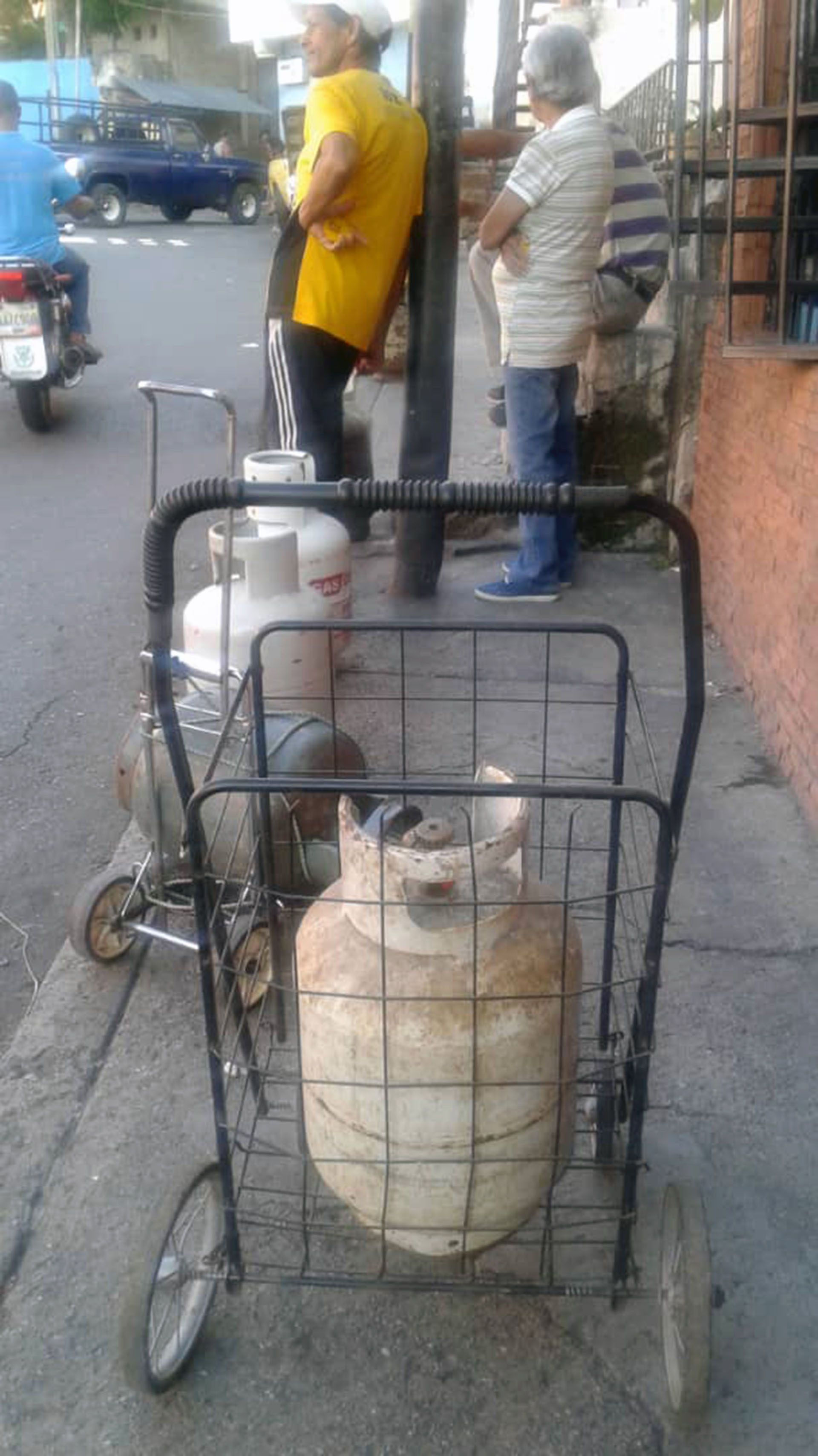 Es toda una jornada perdida para los que no pueden darse el lujo de pagar en el mercado negro