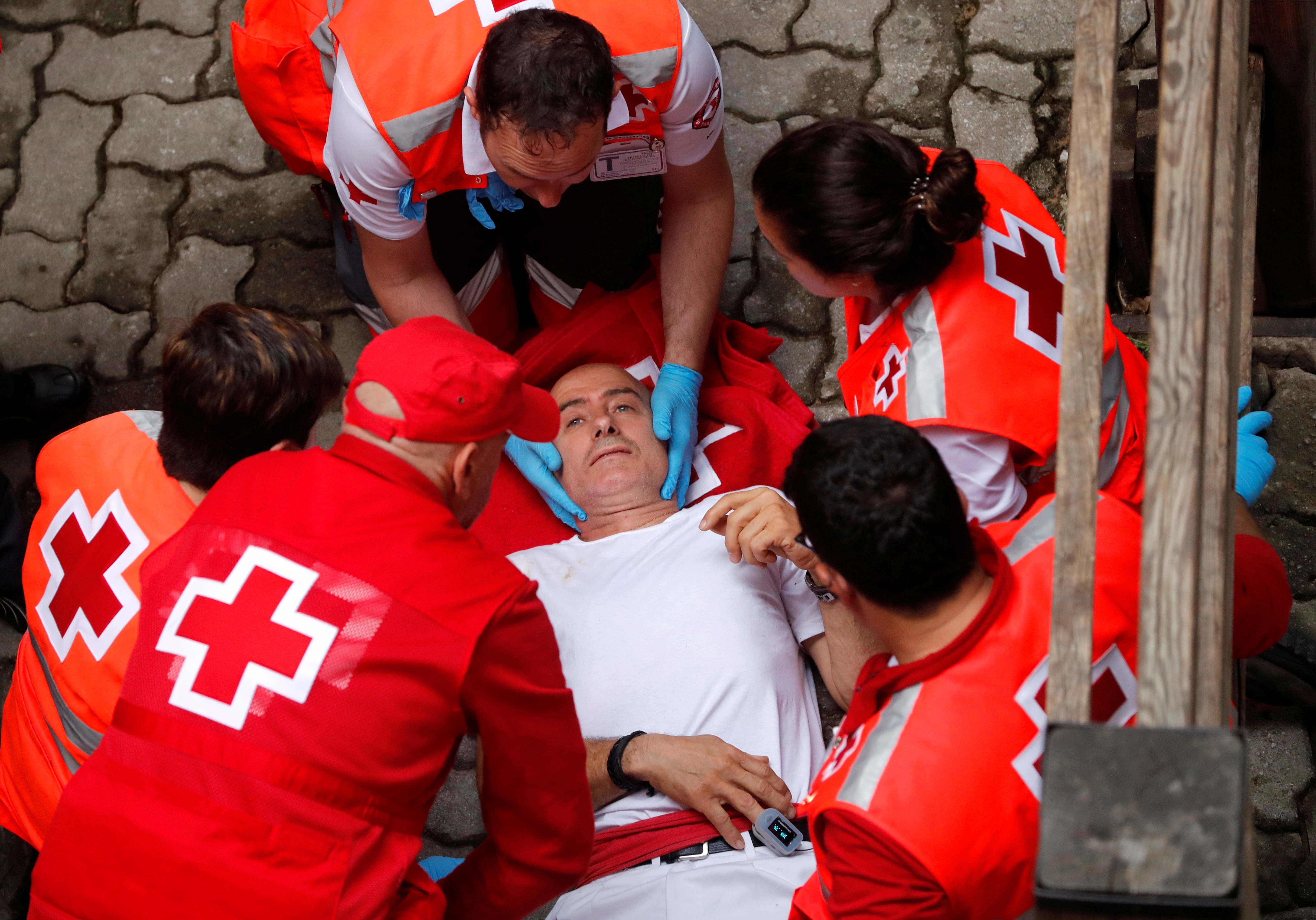 Además, otro joven fue volteado por el mismo animal y tuvo que ser atendido por contusiones y a él se unieron otros cuatro corredores contusionados a lo largo del encierro, que como cada mañana, recorrió los 840 metros que separan los corrales donde estaban los toros bravos, del coso taurino, donde esta tarde serán lidiados