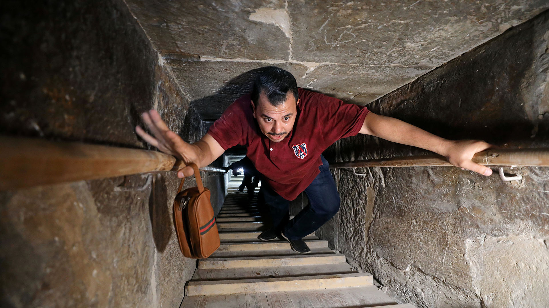 Un hombre se interna dentro de la Pirámide (Reuters)