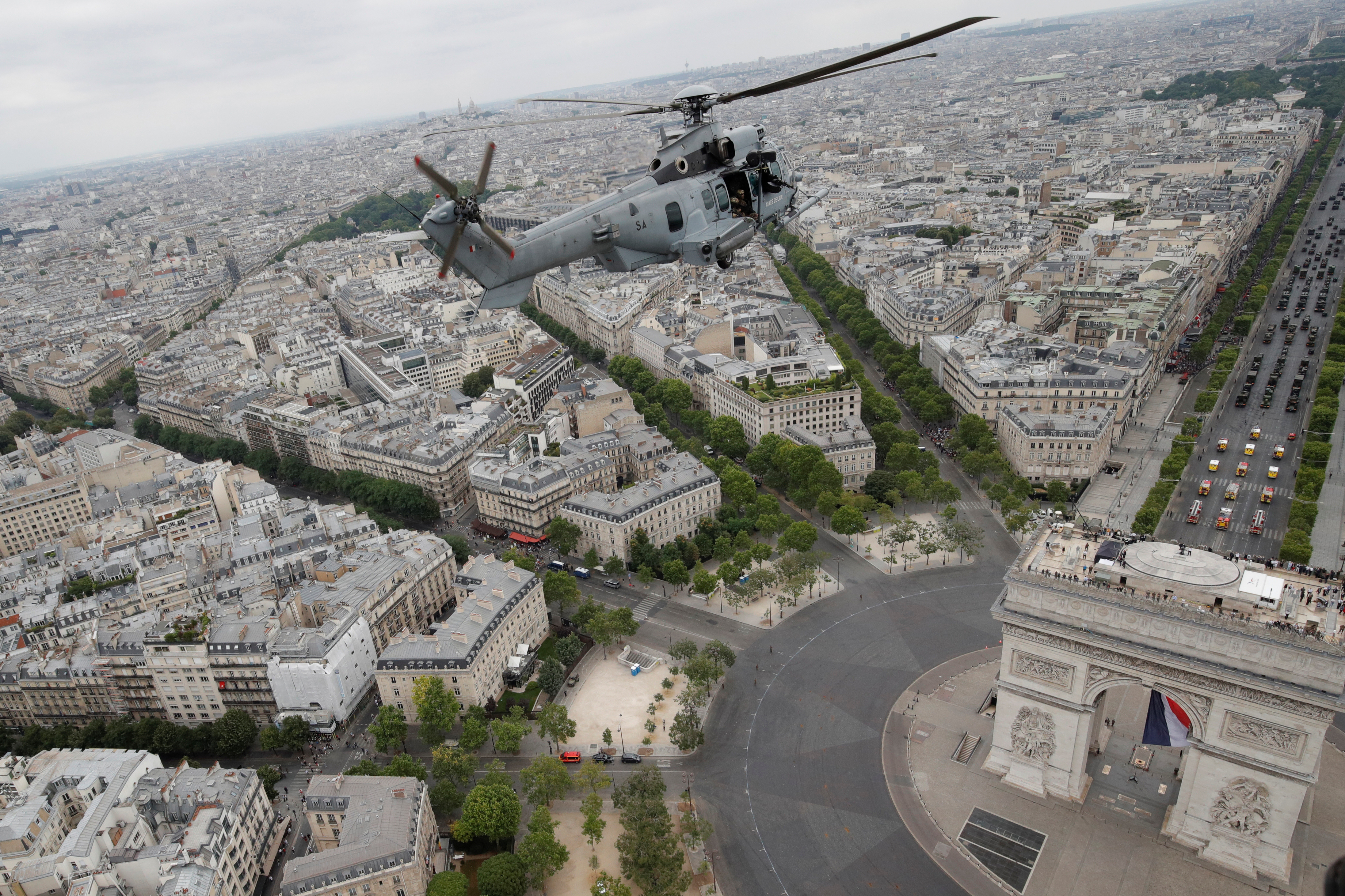 Imagen tomada desde un helicóptero y sobre el Arco del Triunfo