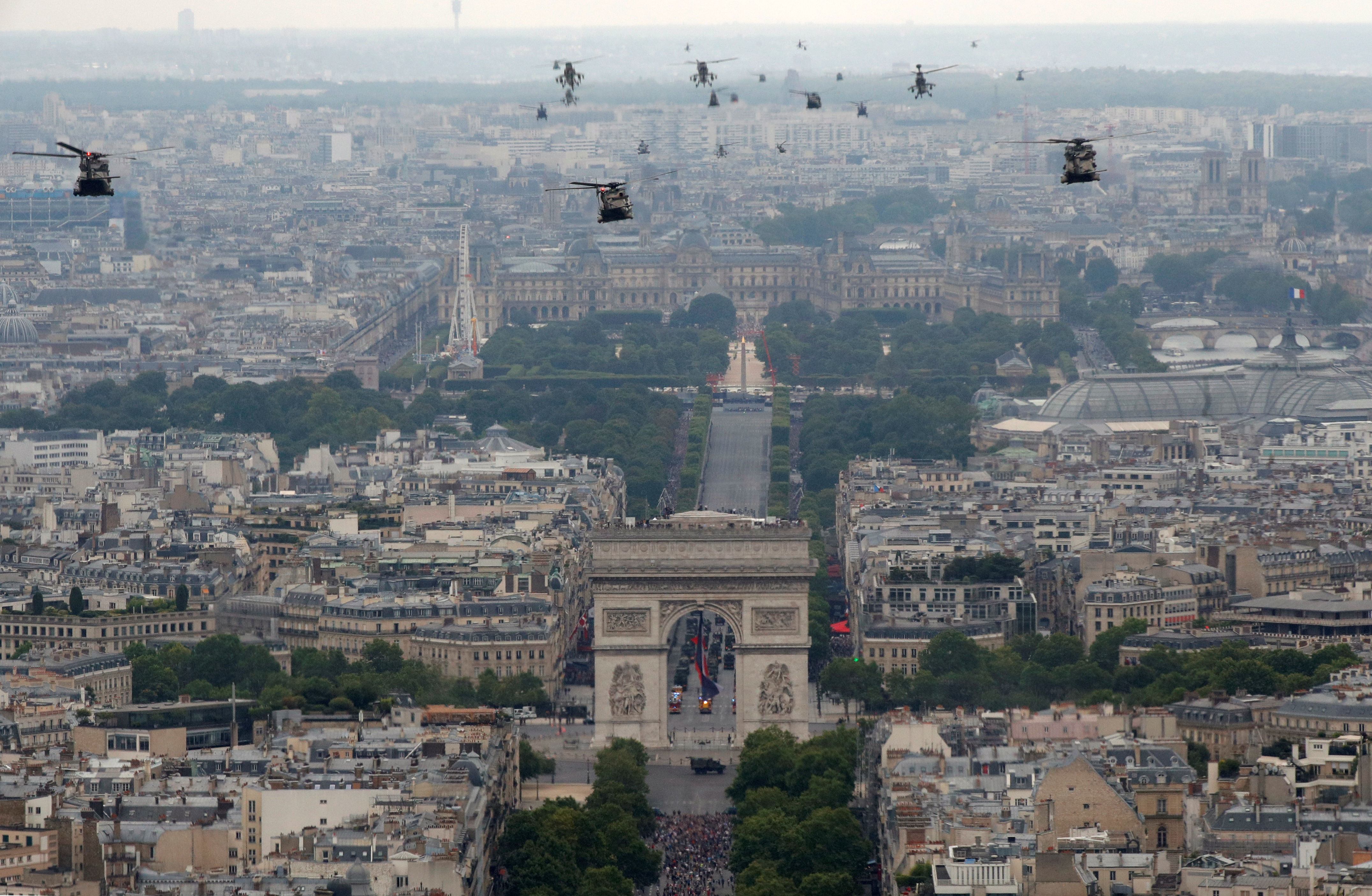 El vuelo de los helicópteros sobre París