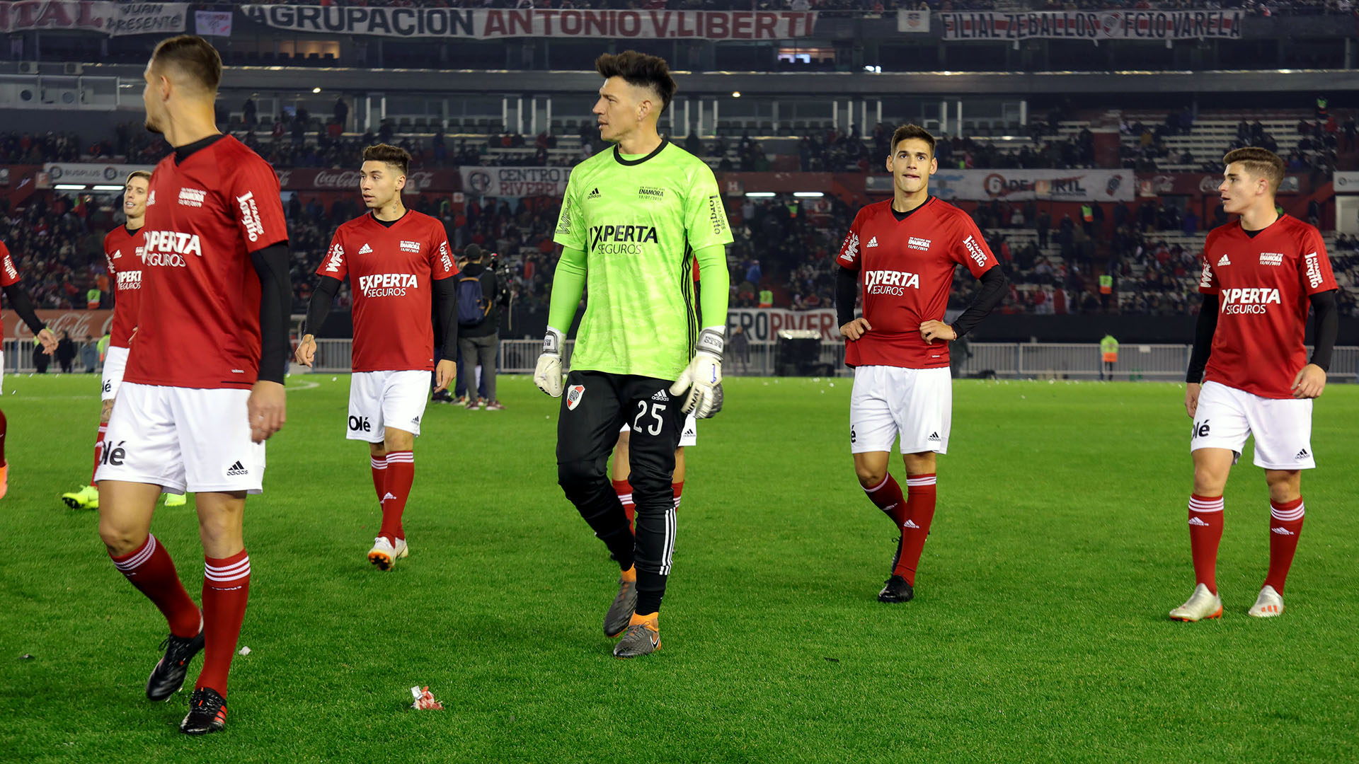 Un equipo jugó de rojo y el otro con la tradicional roja y blanca
