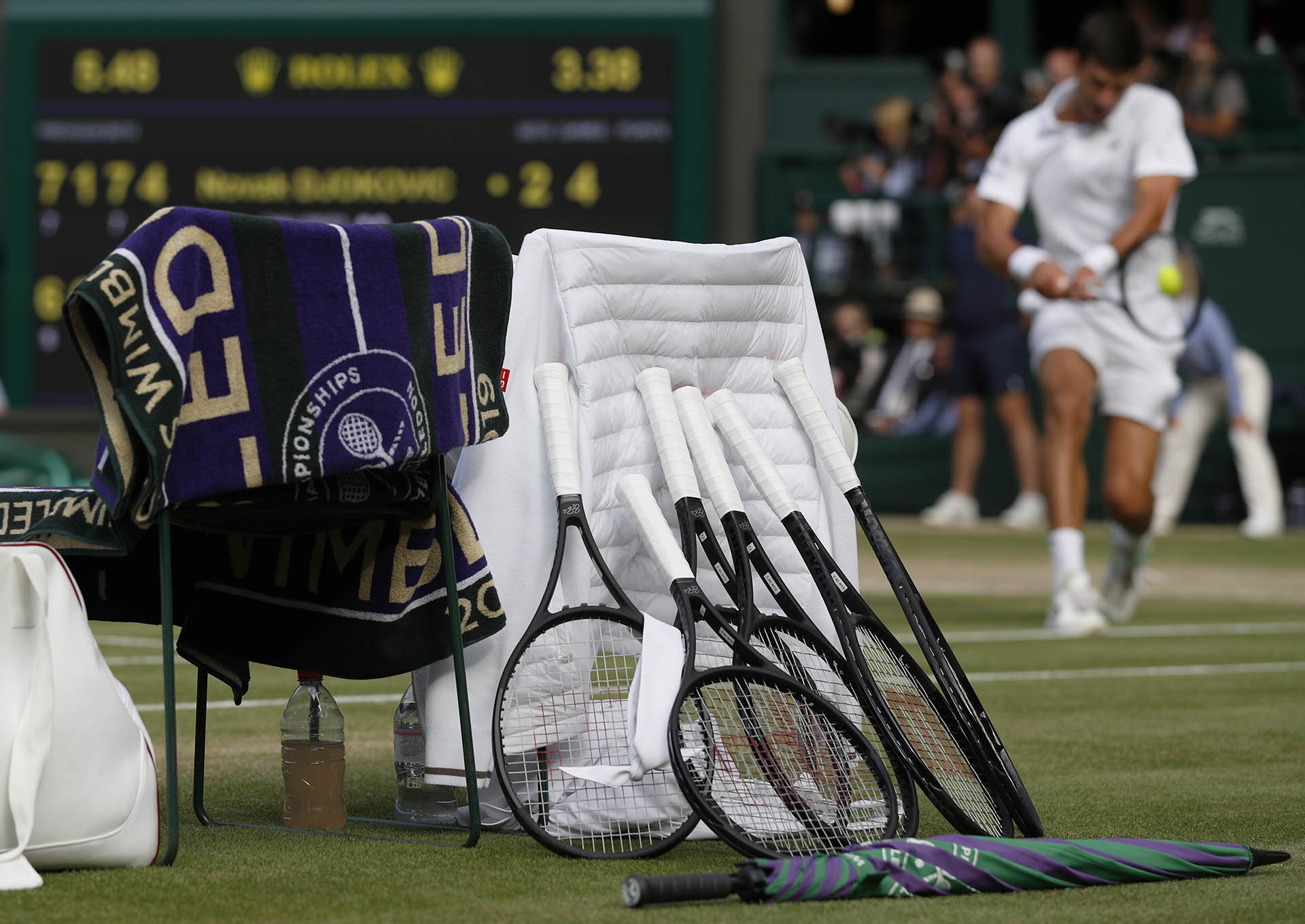 Las raquetas y las toallas de los tenistas (AFP)