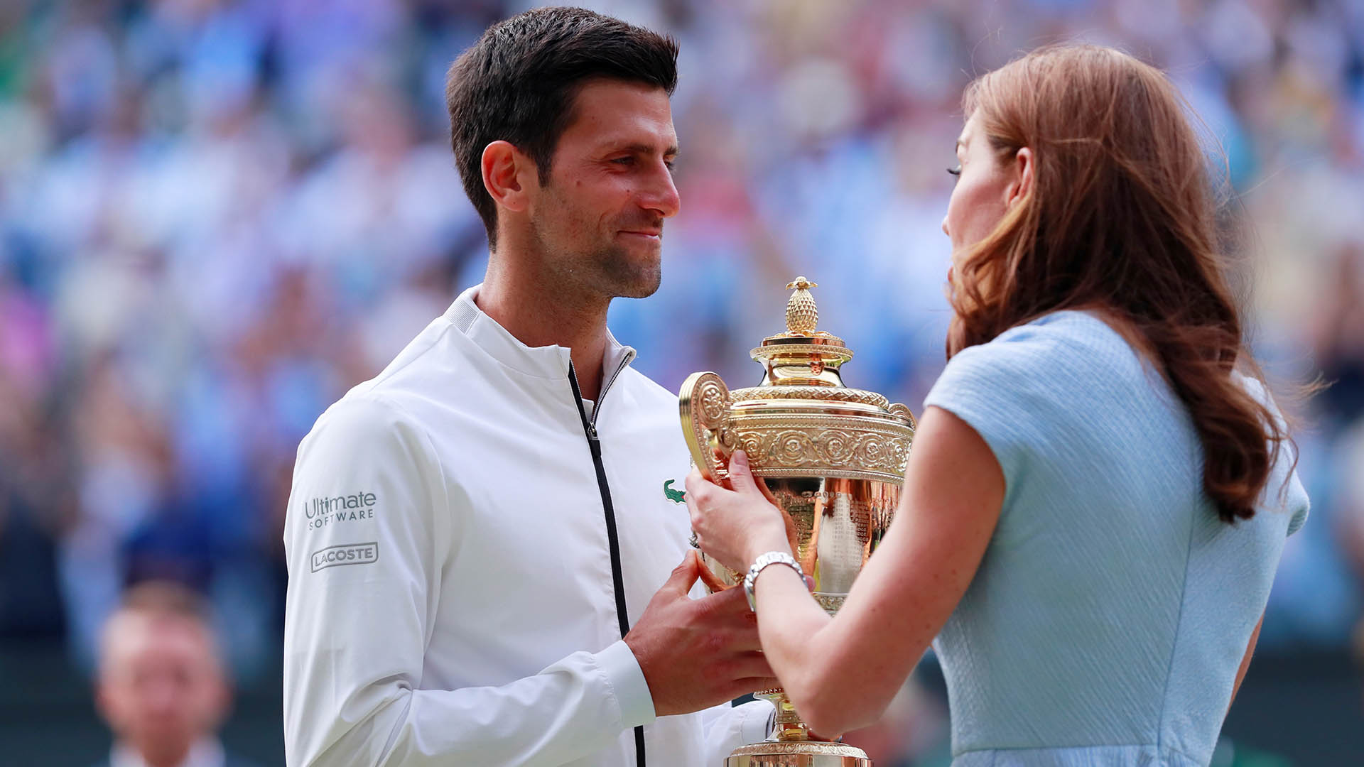 Kate Middleton le entrega el trofeo a Djokovic (REUTERS)