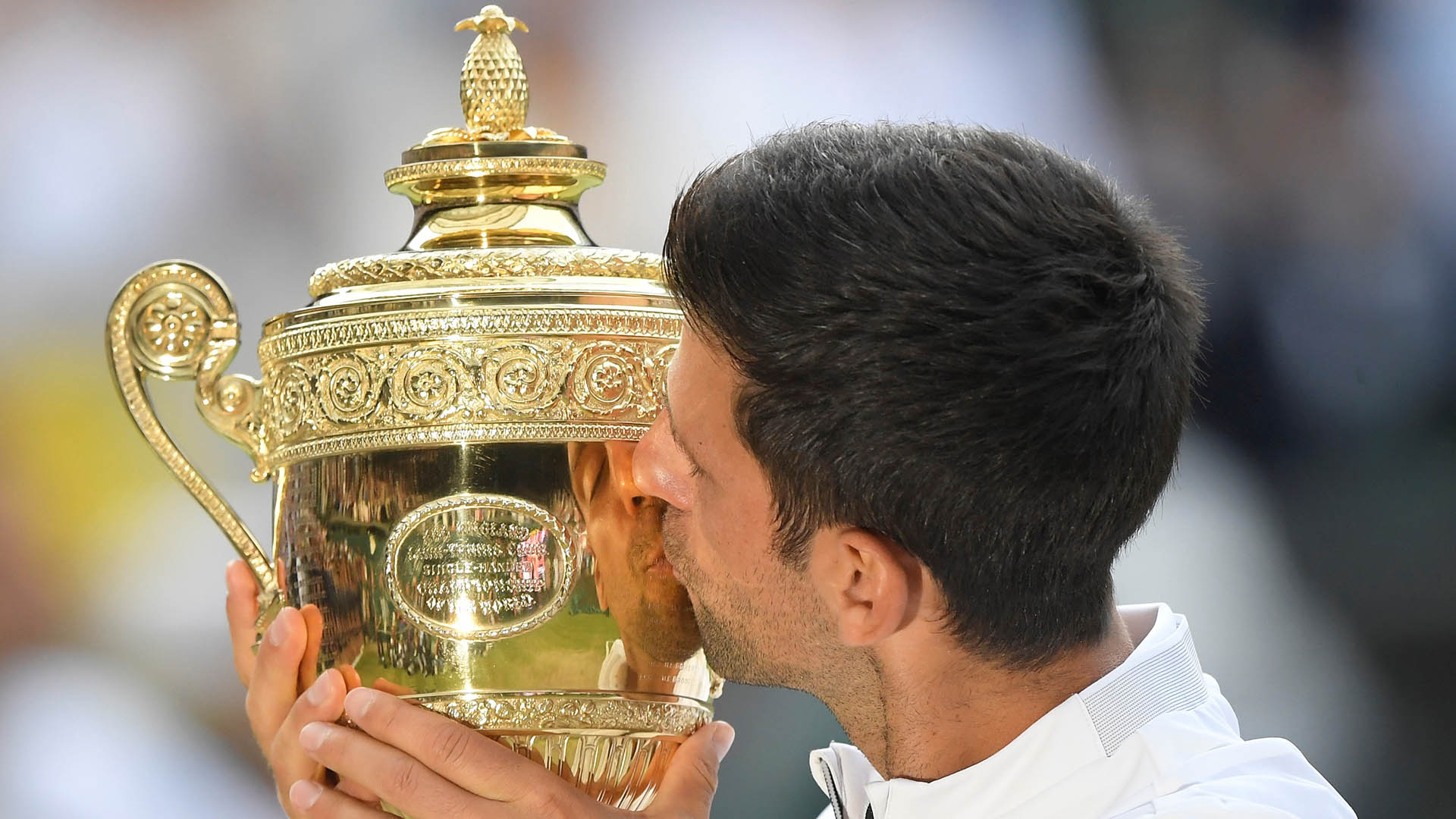Nole besa el trofeo tras vencer a Federer en una final que quedará para el recuerdo (REUTERS)