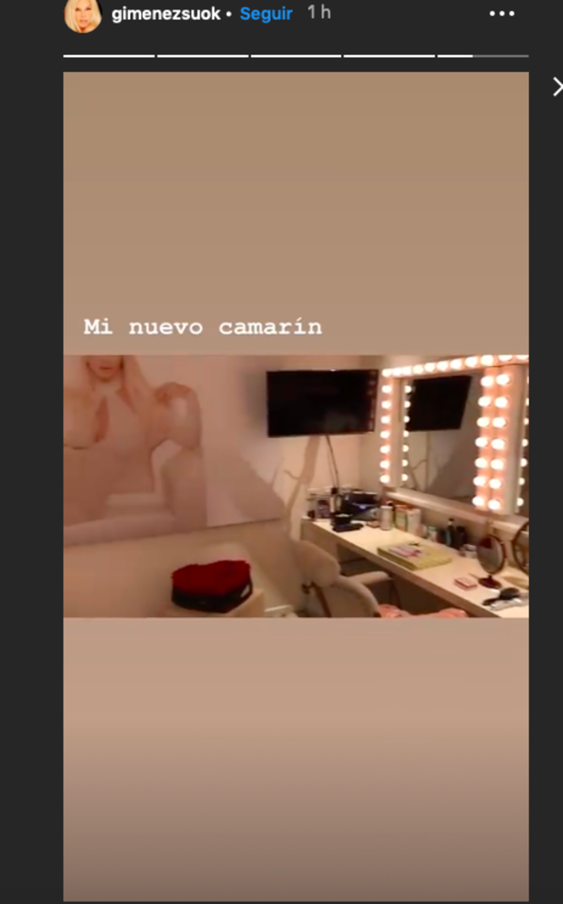 Espejos con luces y maquillajes.