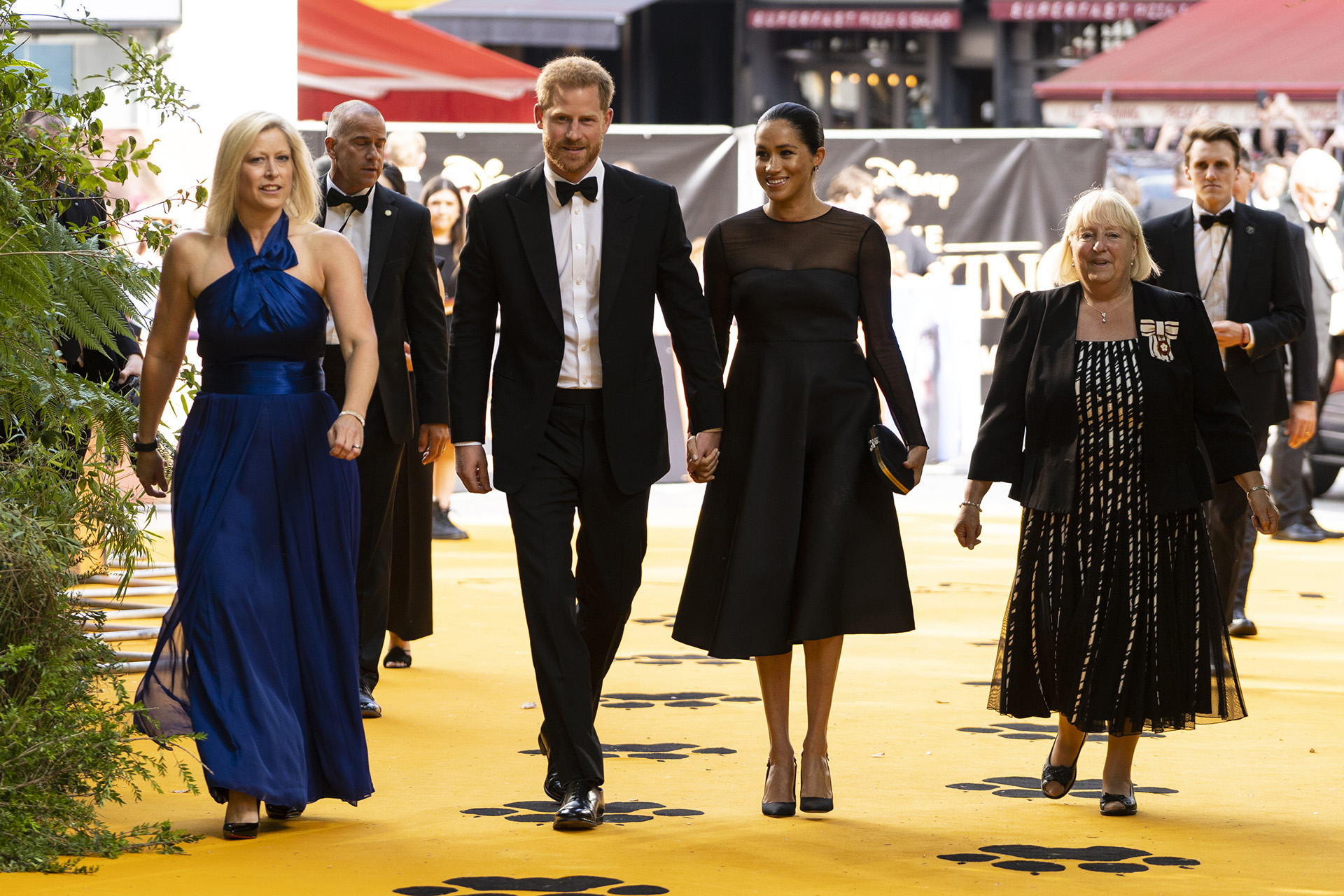 La llegada de los Duques de Sussex en la presentación del film “El Rey León”