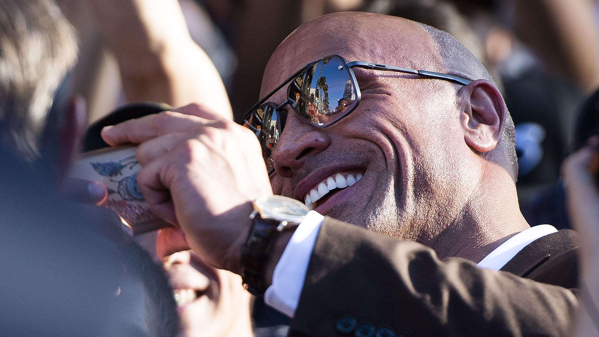 Dwayne Johnson, The Rock, saludando a los fans en la premiere de ‘Fast & Furious: Hobbs & Shaw’