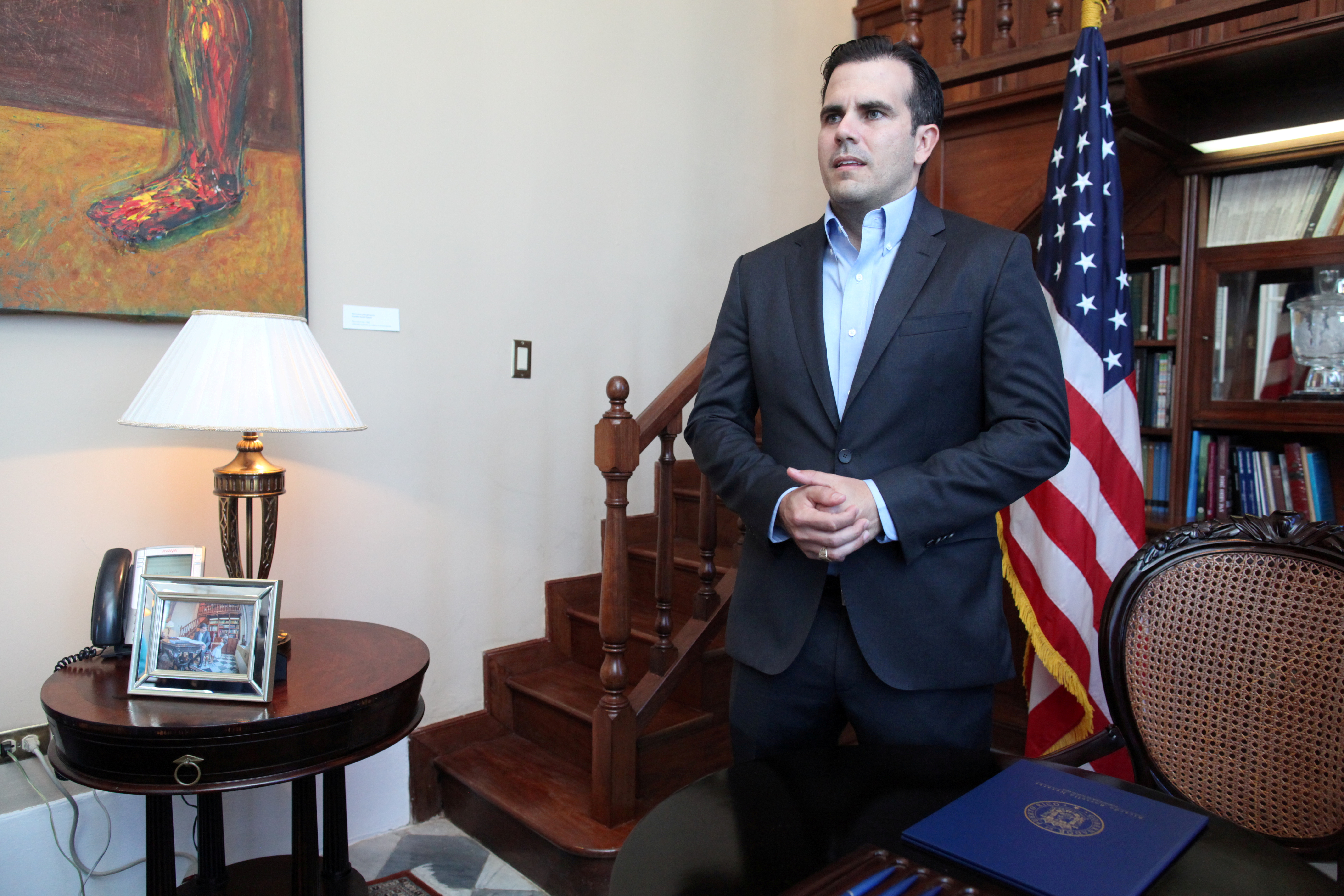 Rosselló, durante una transmisión en vivo en Facebook en la biblioteca de la mansión del gobernador, en San Juan (REUTERS/Alvin Baez/File Photo)