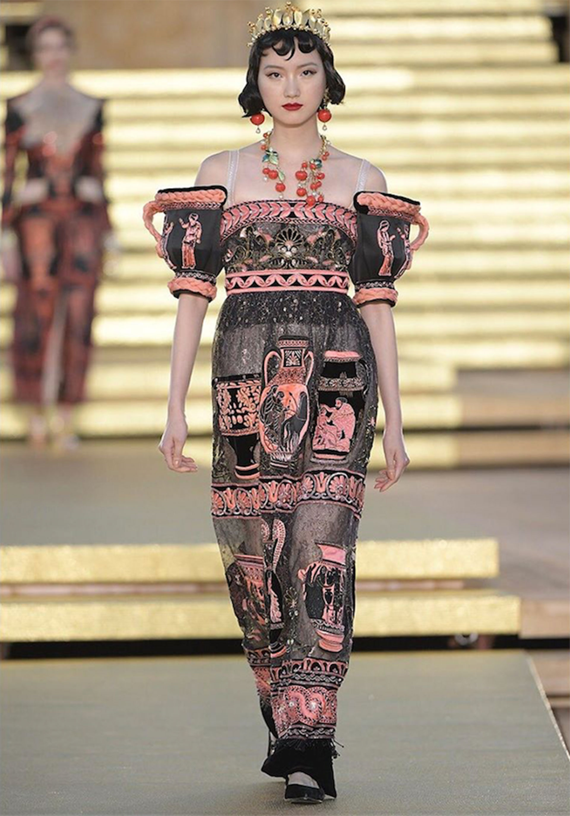Vestido de la línea Imperial en encaje de lurex con bordado 3D de jarrones helénicos.