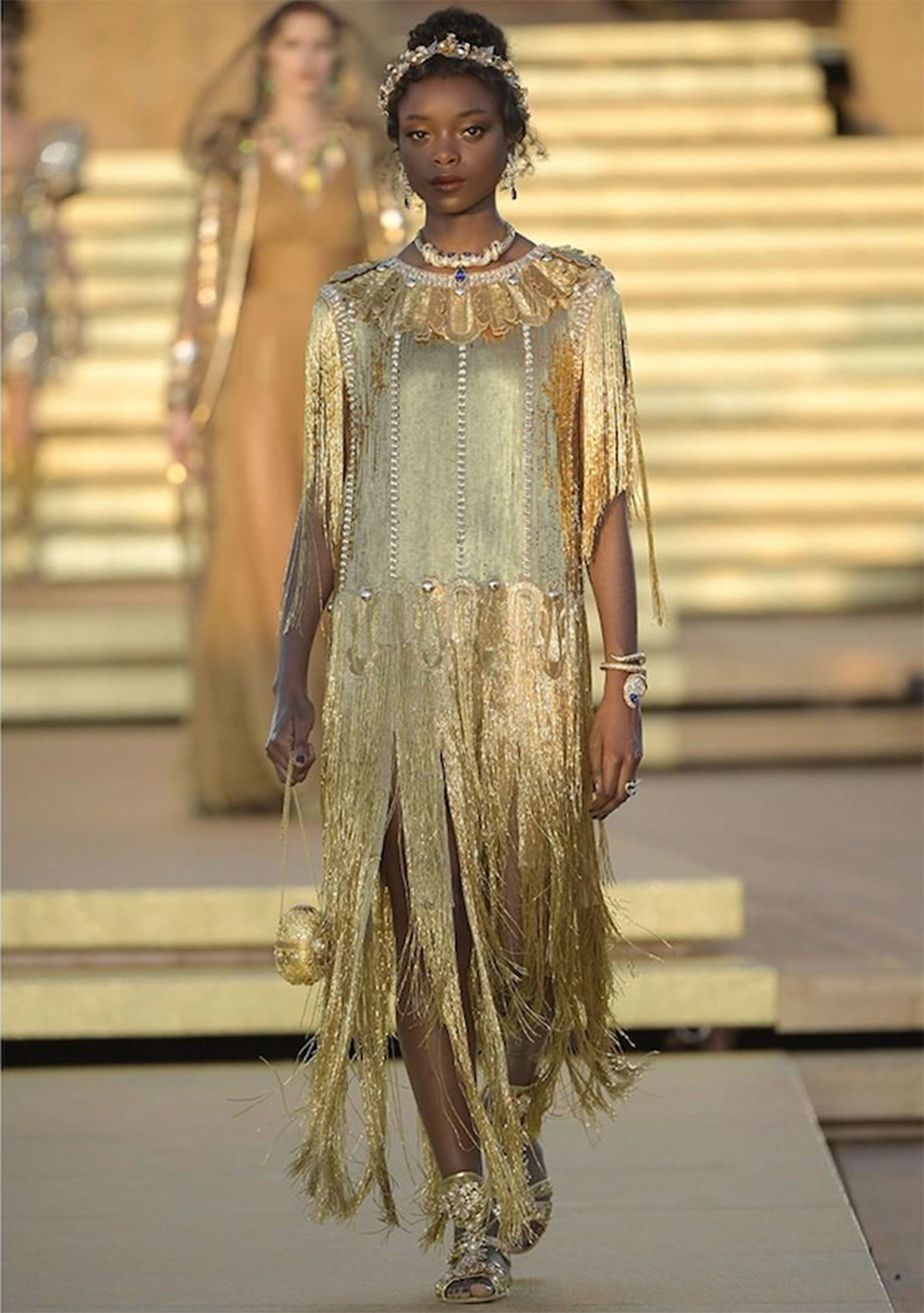 Vestido de georgette bordado con lentejuelas y cristales. Los bordes, detalles y flecos están adornados con cuentas de corneta.