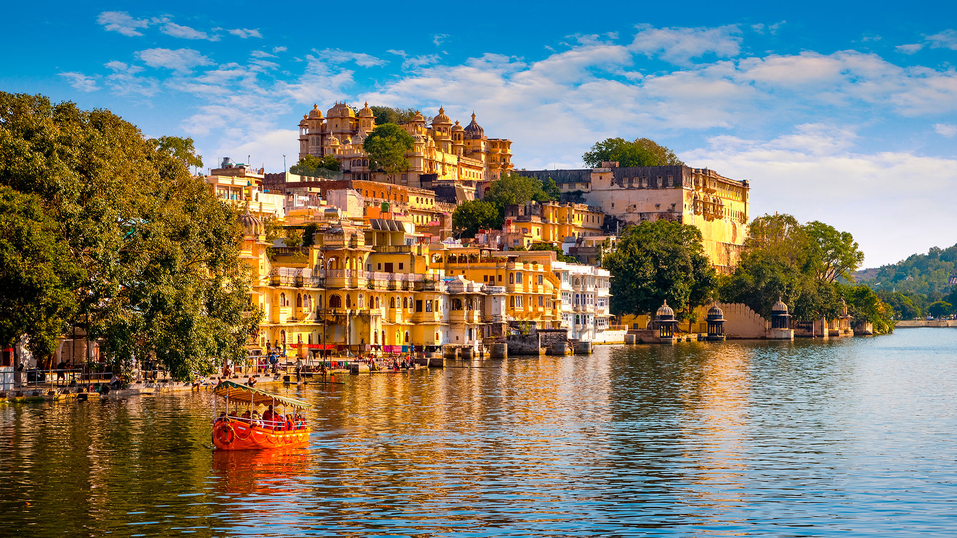 Los visitantes de Udaipur, India, pueden explorar los extravagantes palacios reales de la ciudad, situados en pintorescos lagos artificiales (Shutterstock)