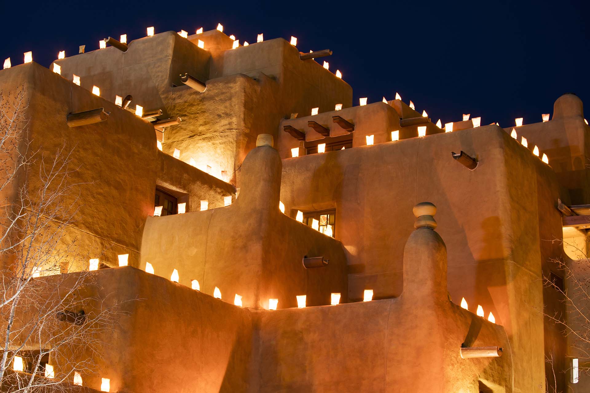 Los visitantes de Santa Fe, Nuevo México, pueden disfrutar de la arquitectura de estilo pueblo y la famosa escena artística de la ciudad (Shutterstock)