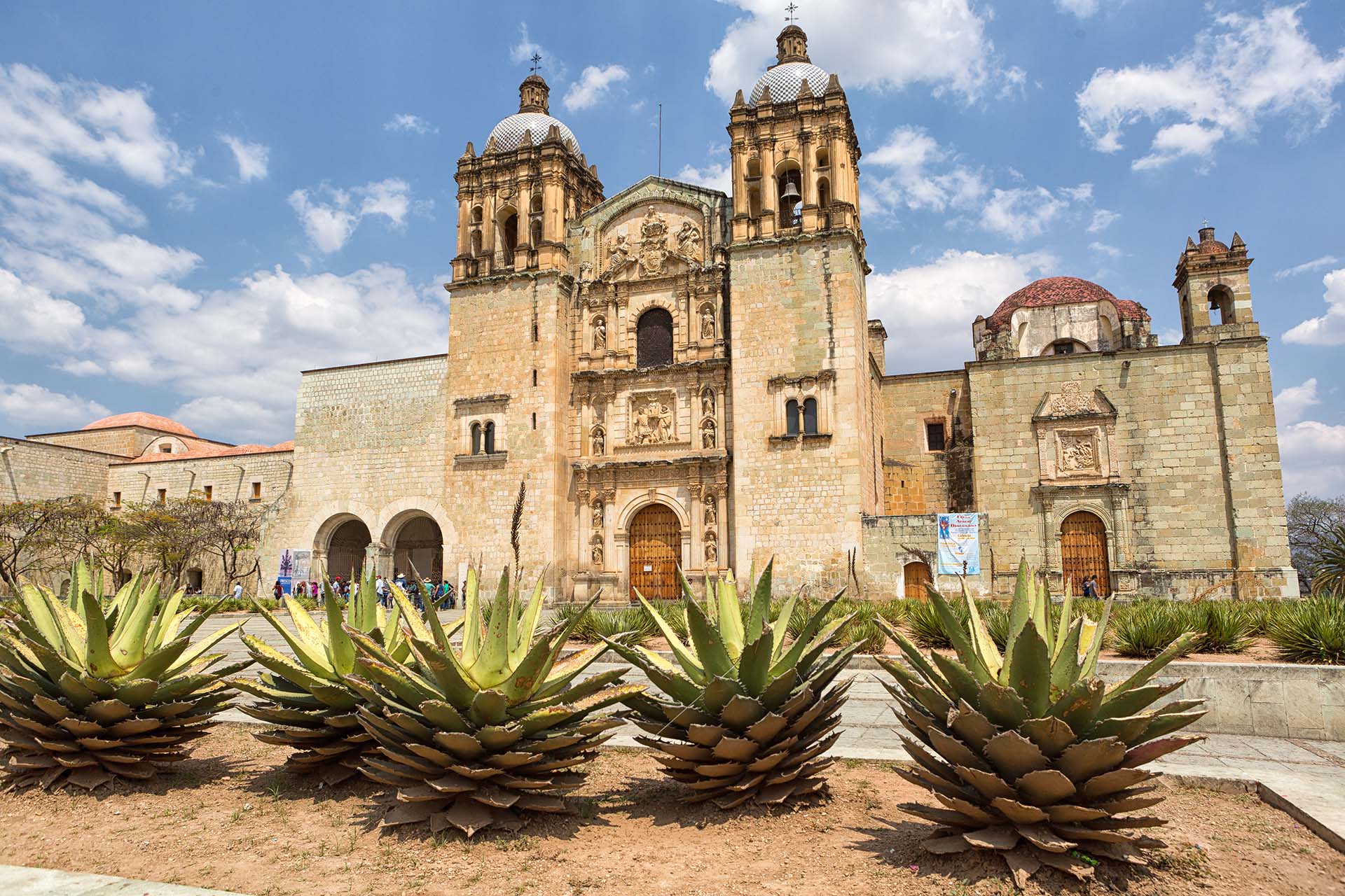 Oaxaca, México, es conocida por sus edificios coloniales y su ambiente animado. Más de un tercio de sus residentes habla una lengua indígena (Shutterstock)
