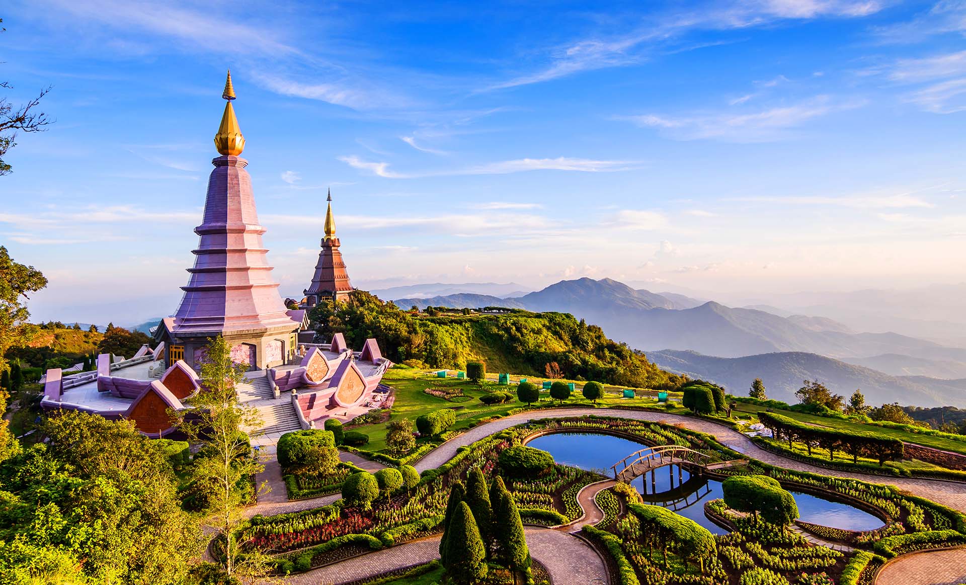 Ubicado en una región montañosa en el norte de Tailandia, Chiang Mai es el hogar de muchos templos budistas extravagantes repartidos por sus colinas verdes y onduladas (Shutterstock)