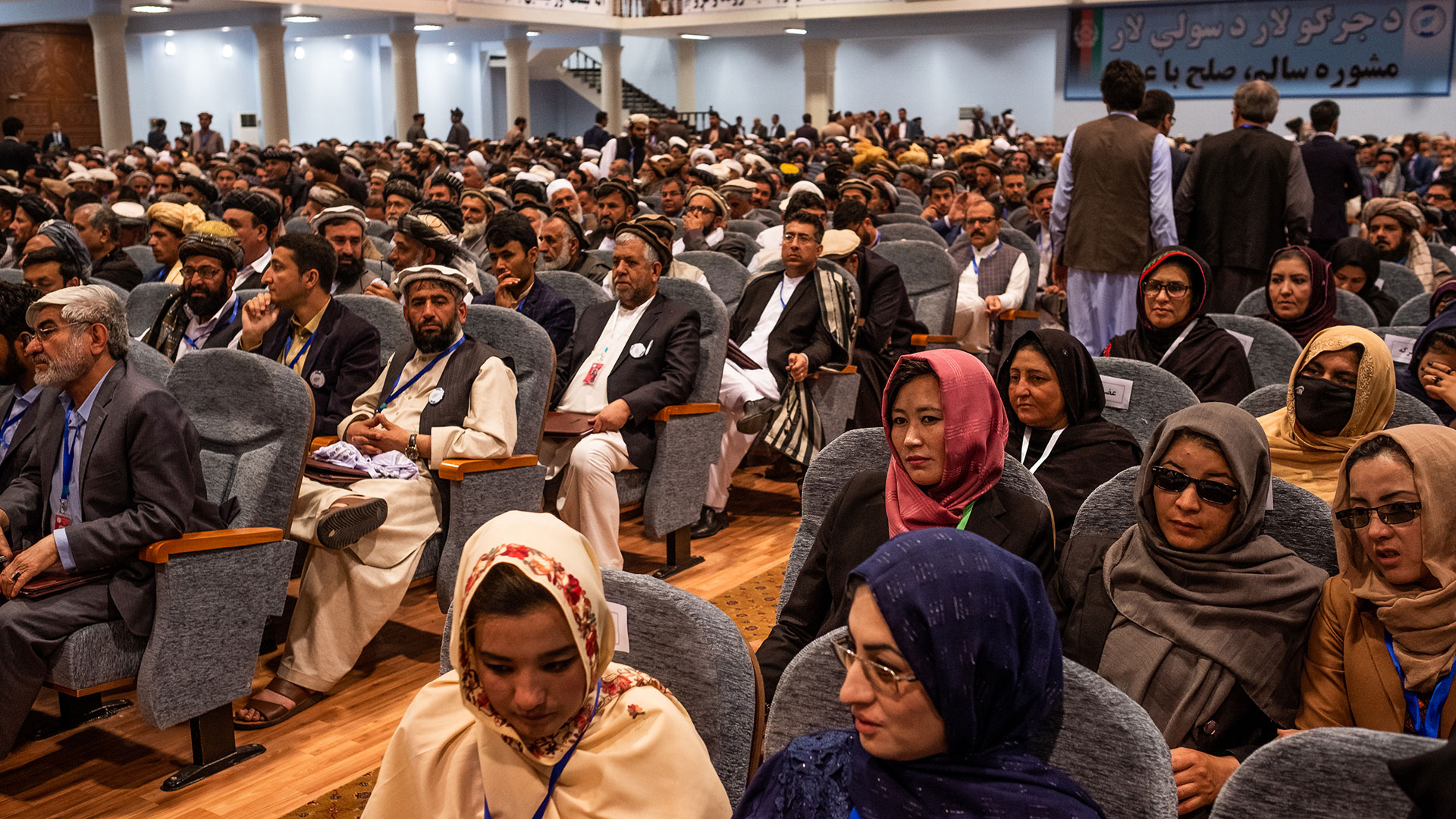 La sesión de apertura de la loya jirga, una asamblea tribal anual donde alrededor del 30 por ciento de los participantes ahora son mujeres, en Kabul, Afganistán, el 29 de abril de 2019 (Jim Huylebroek / The New York Times)