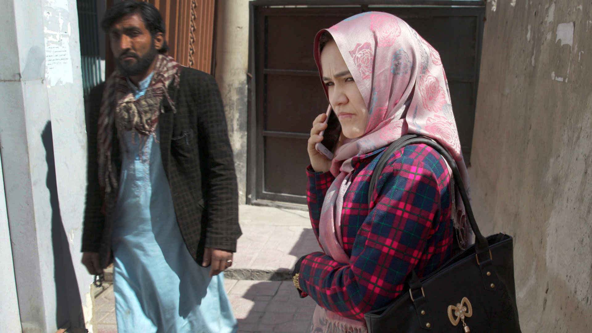 “Un talibán es un talibán”, dijo Zainab Fayez, una fiscala que recibió una amenaza de muerte firmada por los talibanes. “Han demostrado qué tipo de personas son, cuál es su ideología” (Yousur Al-Hlou/The New York Times)