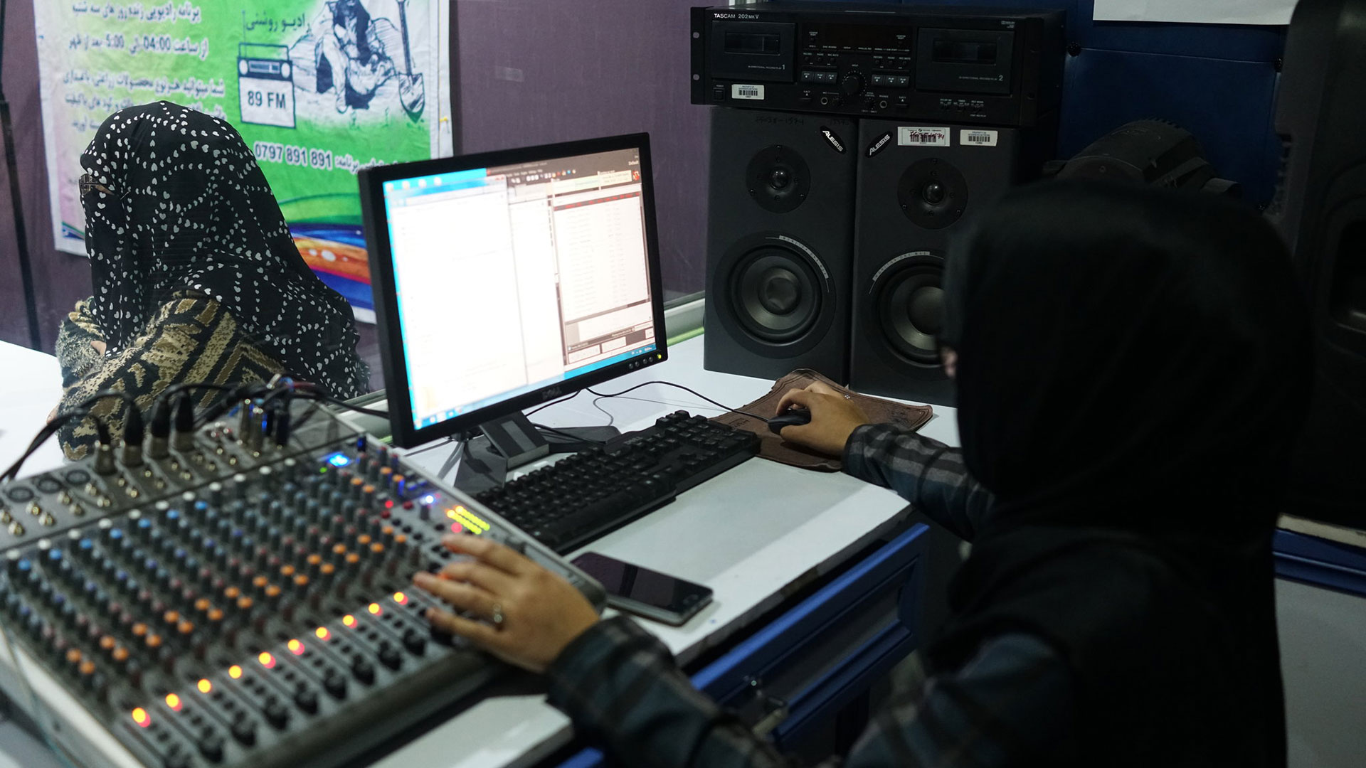 Radio Roshani, en la ciudad norteña de Kunduz, es una estación de onda corta que educa a mujeres sobre sus derechos. En 2015, los talibanes la capturaron durante un corto periodo y prendieron fuego al estudio (Cora Engelbrecht/The New York Times)