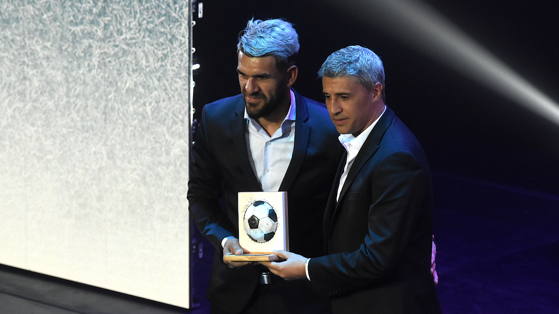 Javier Toledo, delantero de Atlético Tucumán, recibió el galardón al goleador de la Copa de la Superliga de parte de Hernán Crespo, DT de Banfield